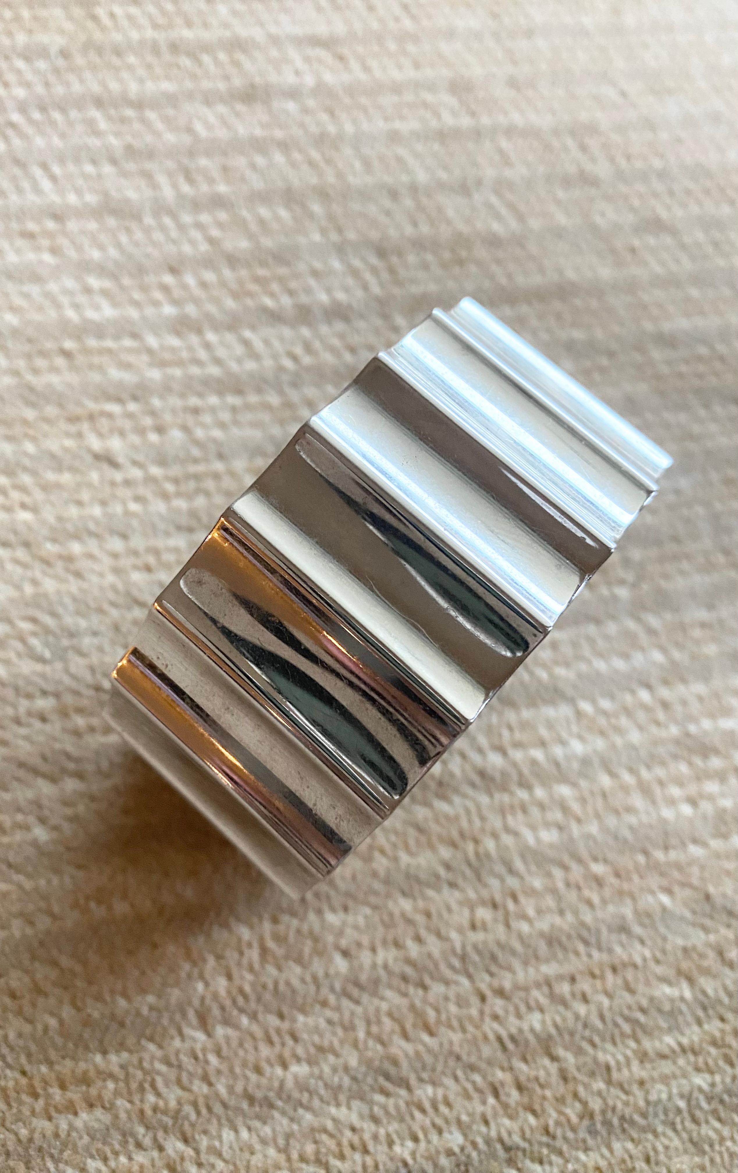 Bellissimo bracciale di grandi dimensioni e in ottime condizioni originali, risalente agli anni '80 circa, in argento sterling. Questo incredibile pezzo è l'epitome del 