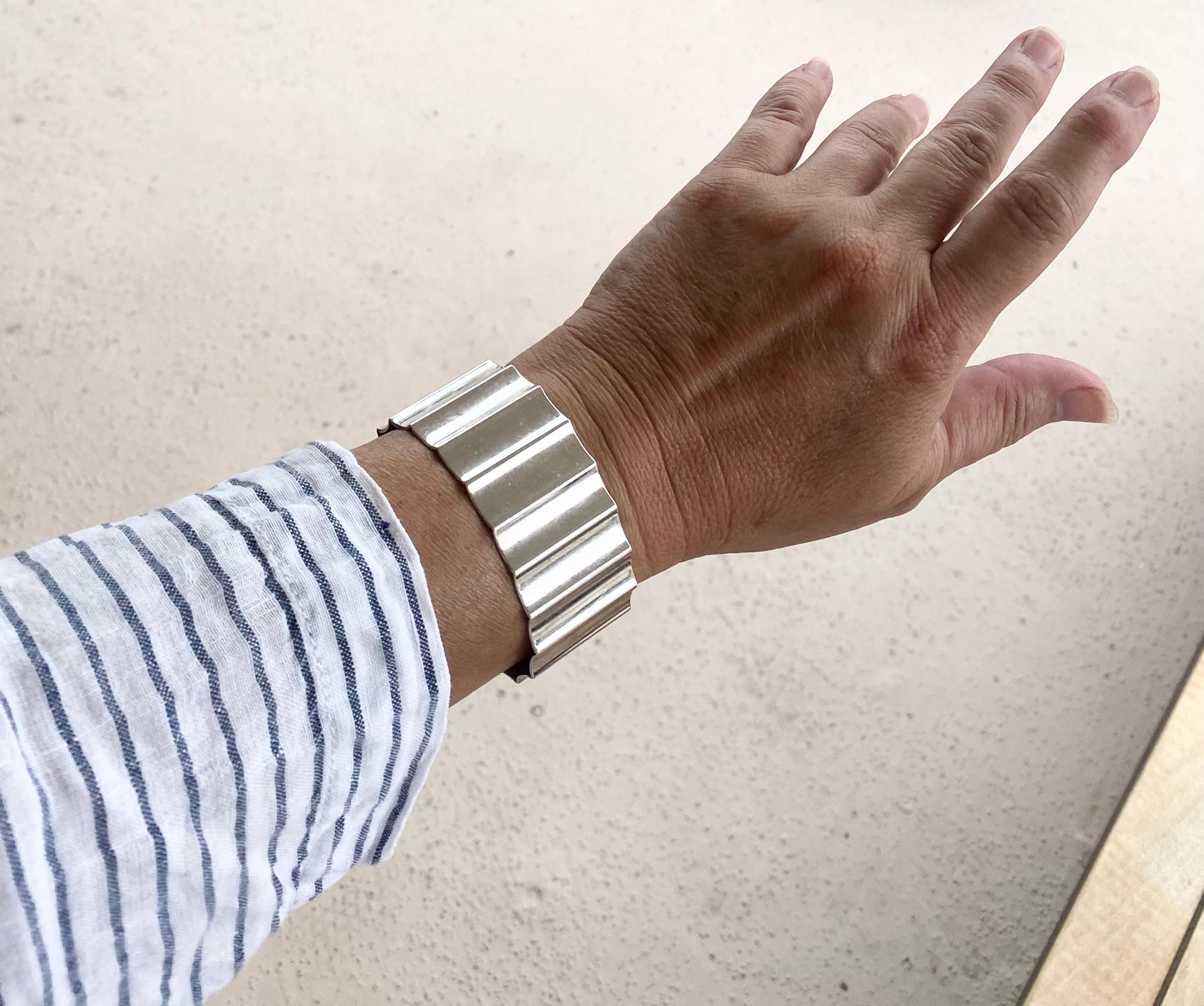 Bracciale scultoreo in argento 925 in vendita 1
