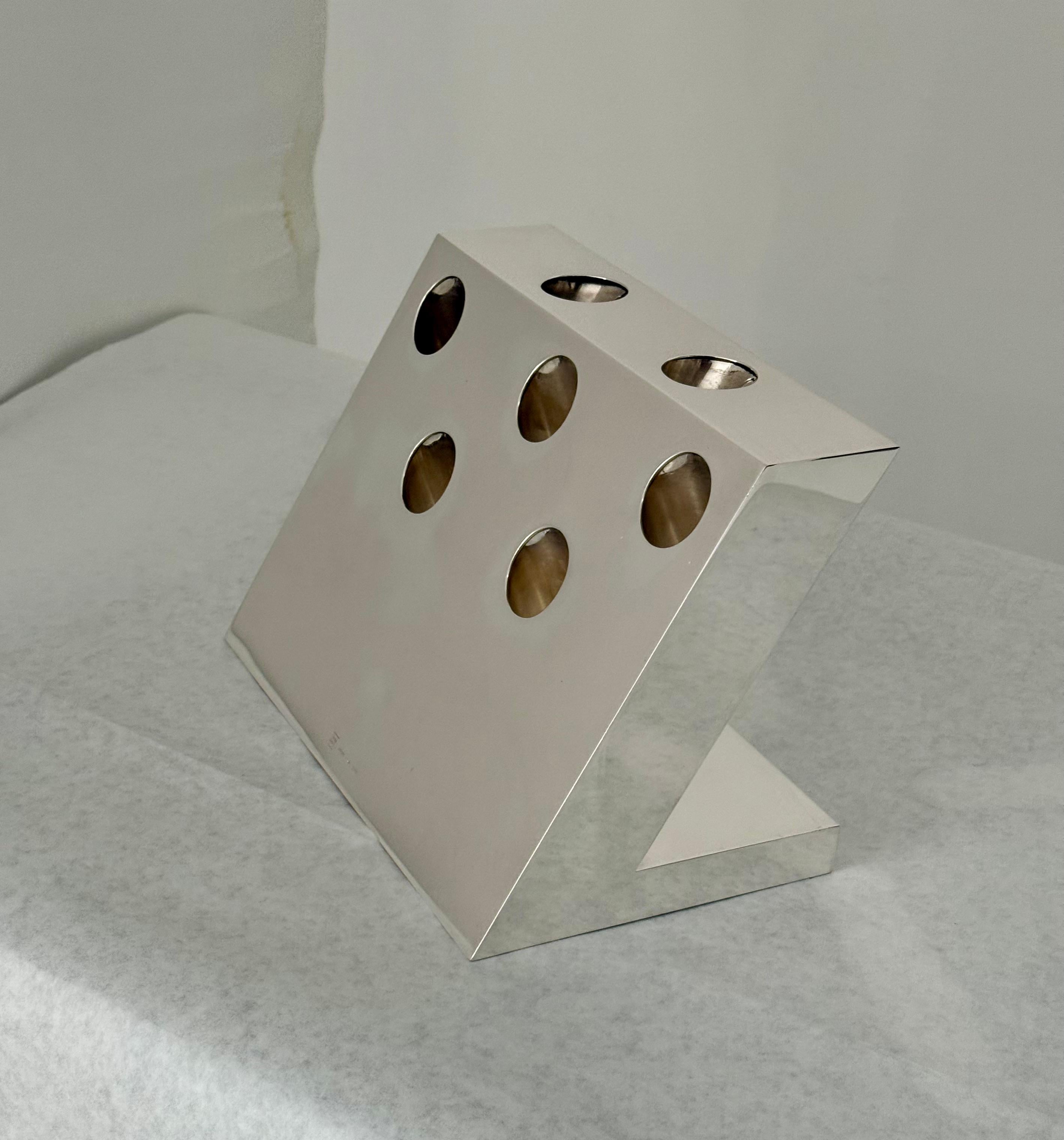 This exceptional sterling silver vessel was designed by Marco Zanini for Pampaloni, one of Italy’s most renowned silversmiths, celebrated for their innovation and craftsmanship since 1902. Bold and architectonic, the vessel features a sharply angled