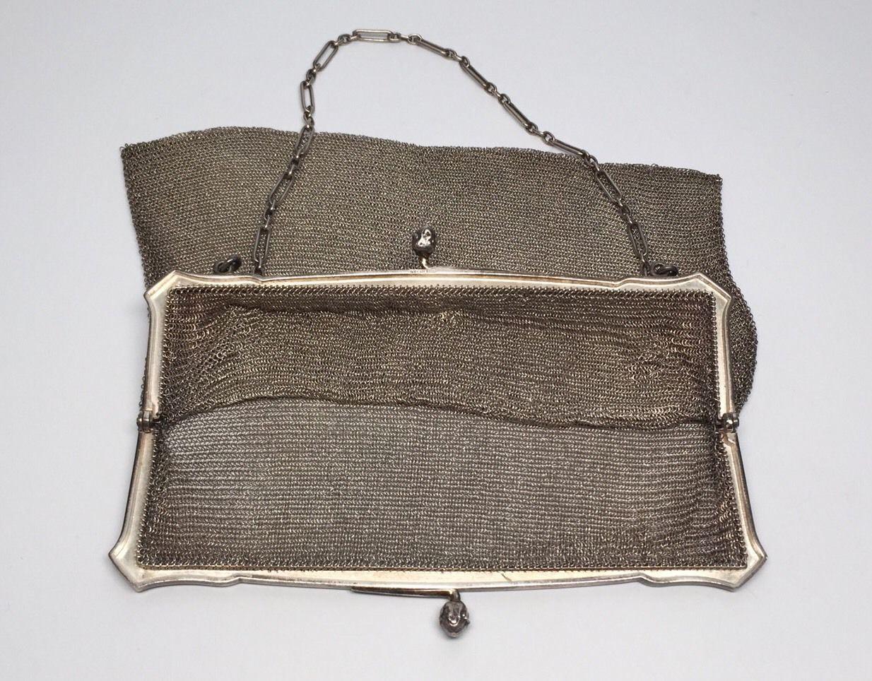 Antique S.E. Kaupe sterling silver chainmail purse. Marked: S.E. KAUPE

Measures: 15.9