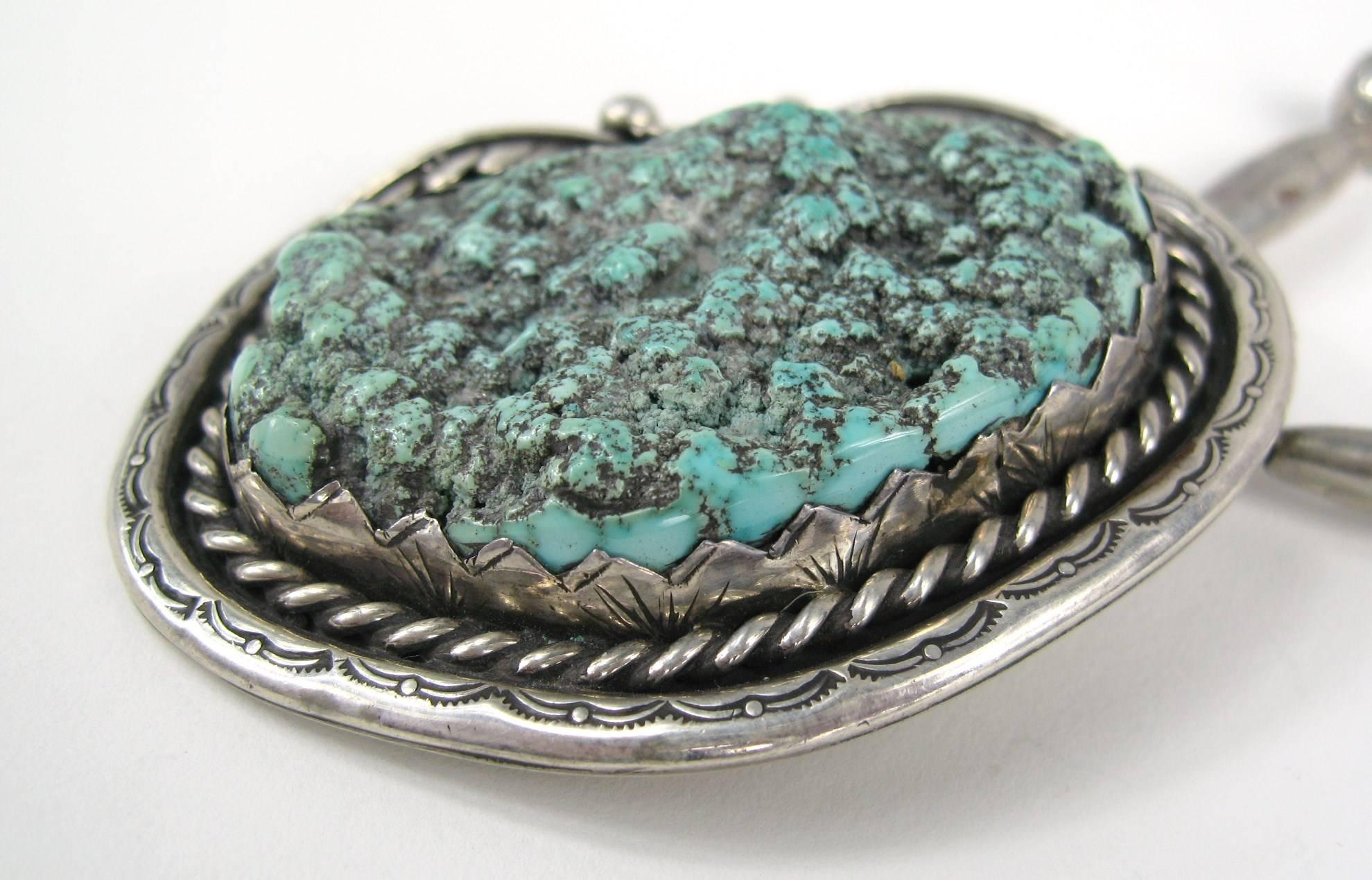 Amérindien  Collier pendentif Navajo en argent sterling avec turquoise écume de mer et vieille patte  en vente