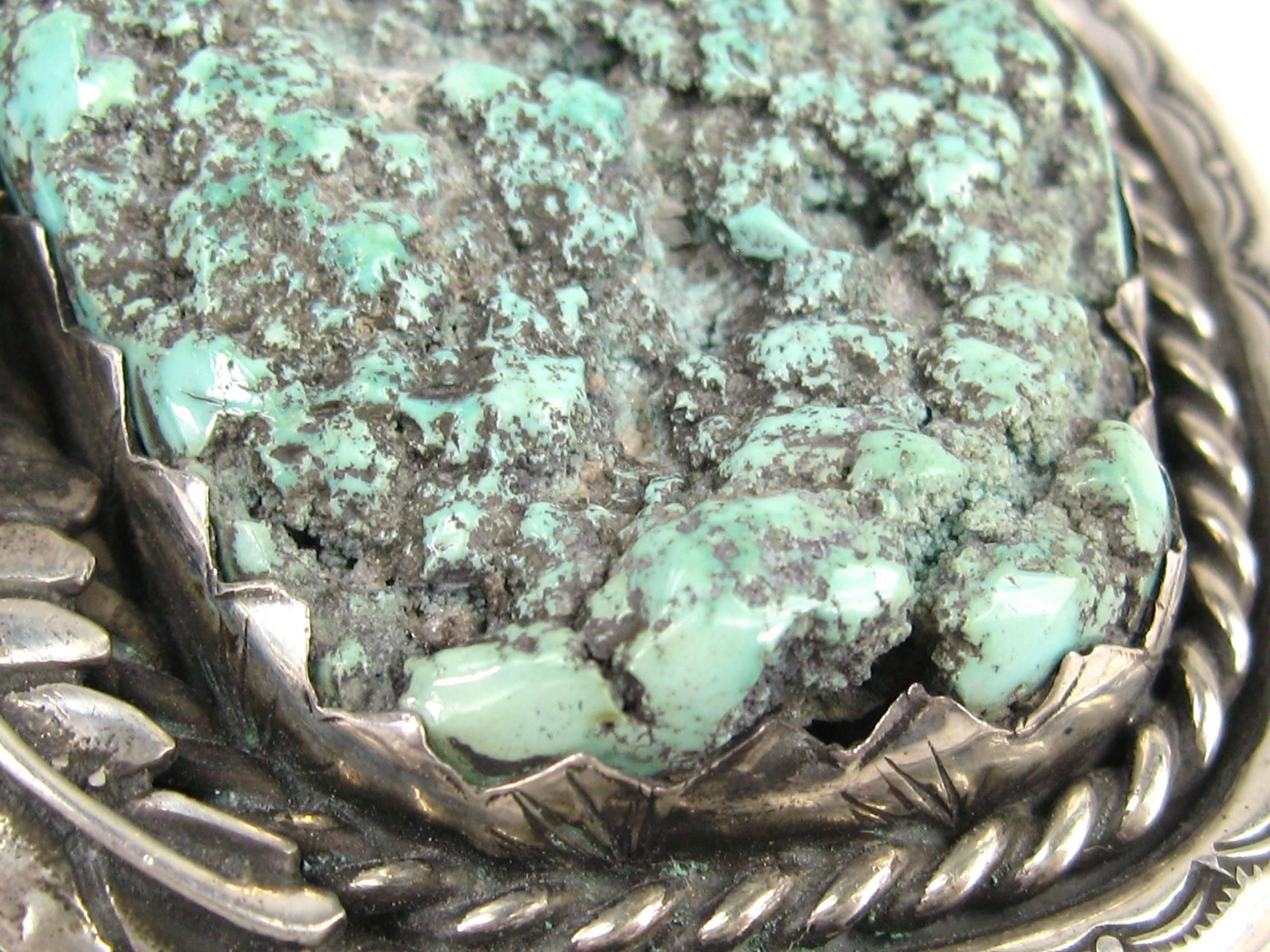 Taille grossière  Collier pendentif Navajo en argent sterling avec turquoise écume de mer et vieille patte  en vente