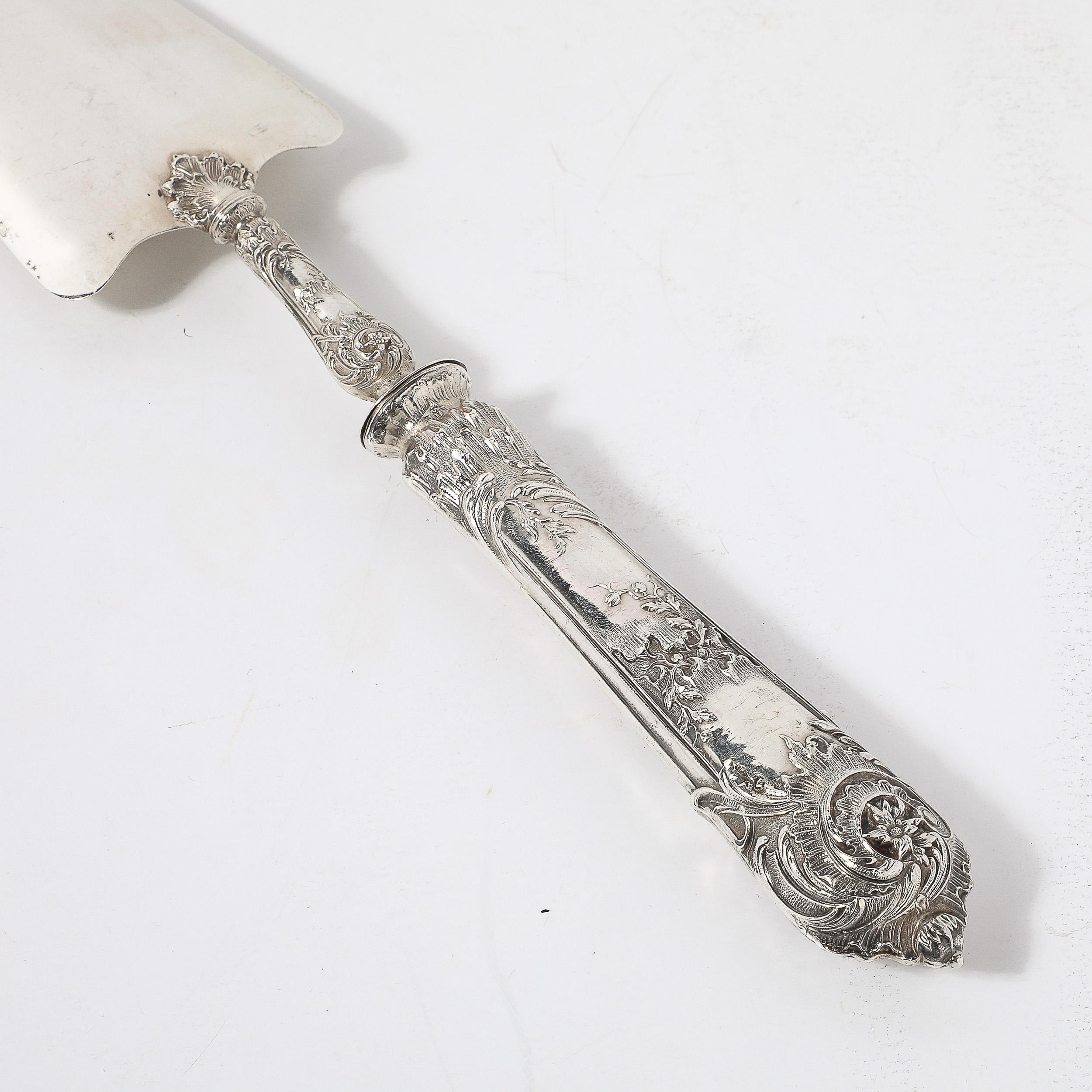 Servidor de plata de ley con detalles ornamentados grabados Delheid Fréres en venta 4