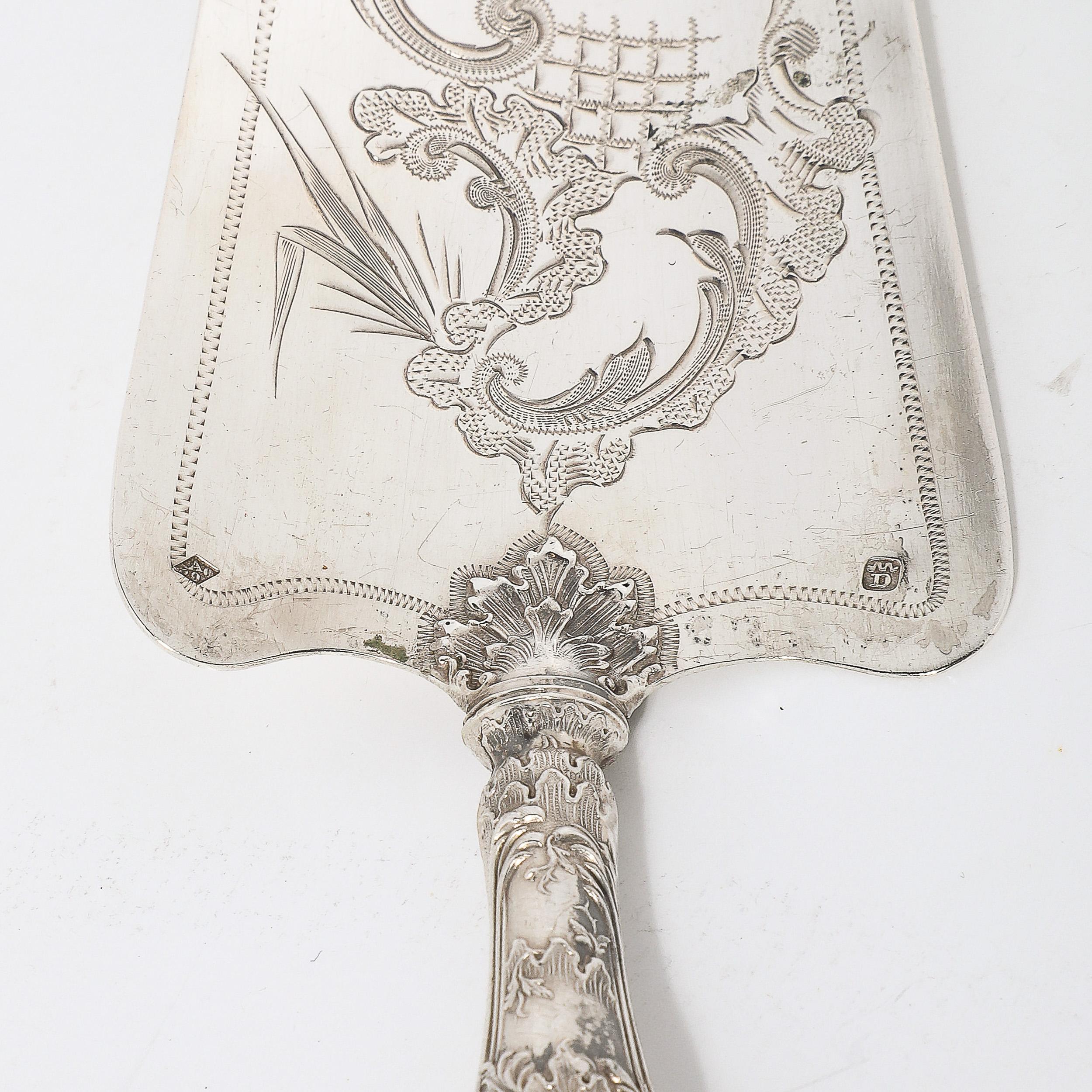 Servidor de plata de ley con detalles ornamentados grabados Delheid Fréres en venta 5