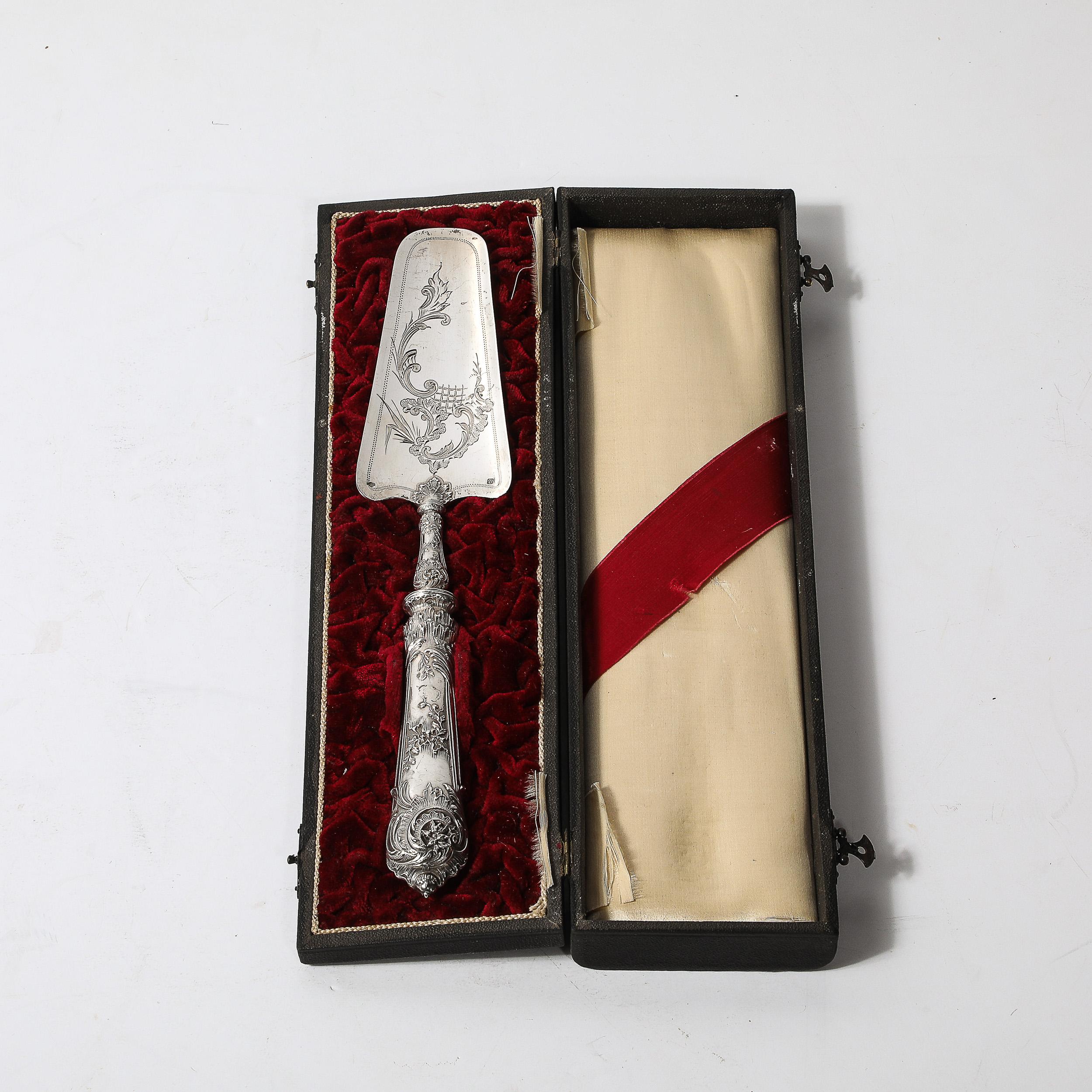 Servidor de plata de ley con detalles ornamentados grabados Delheid Fréres Neoclásico en venta