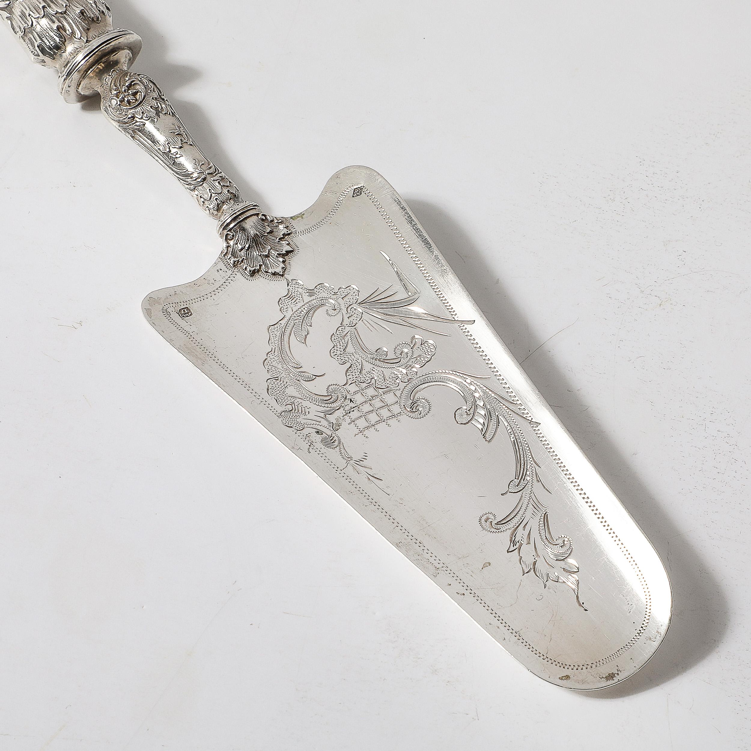 Servidor de plata de ley con detalles ornamentados grabados Delheid Fréres en venta 1