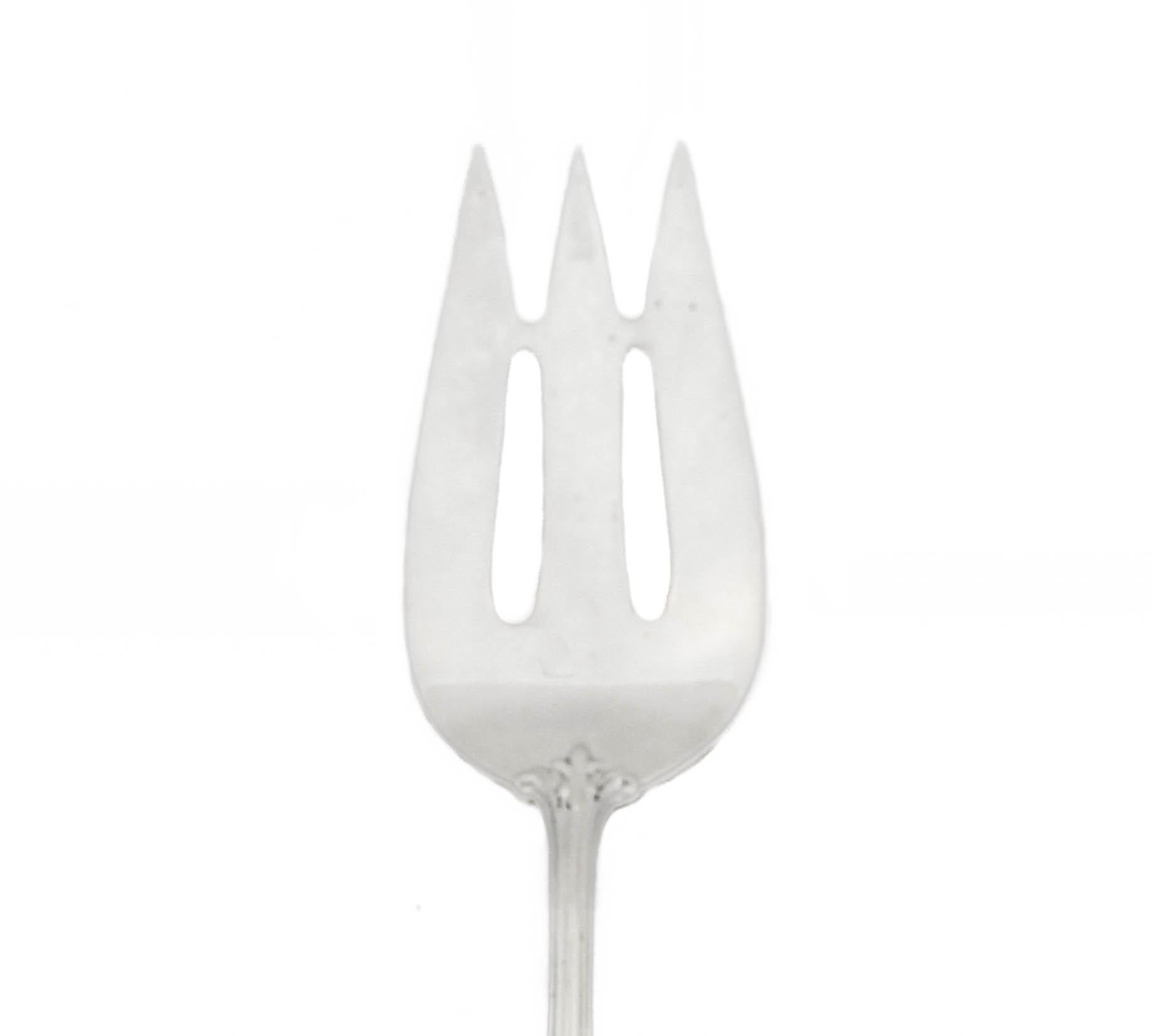 Being offered is a sterling silver serving fork in the “Queen Elizabeth I” pattern by Towle Silversmiths.  It has a scalloped handle that’s easy to grip and a flat surface for handling.  The tines are very sharp so you’ll be able to securely hold