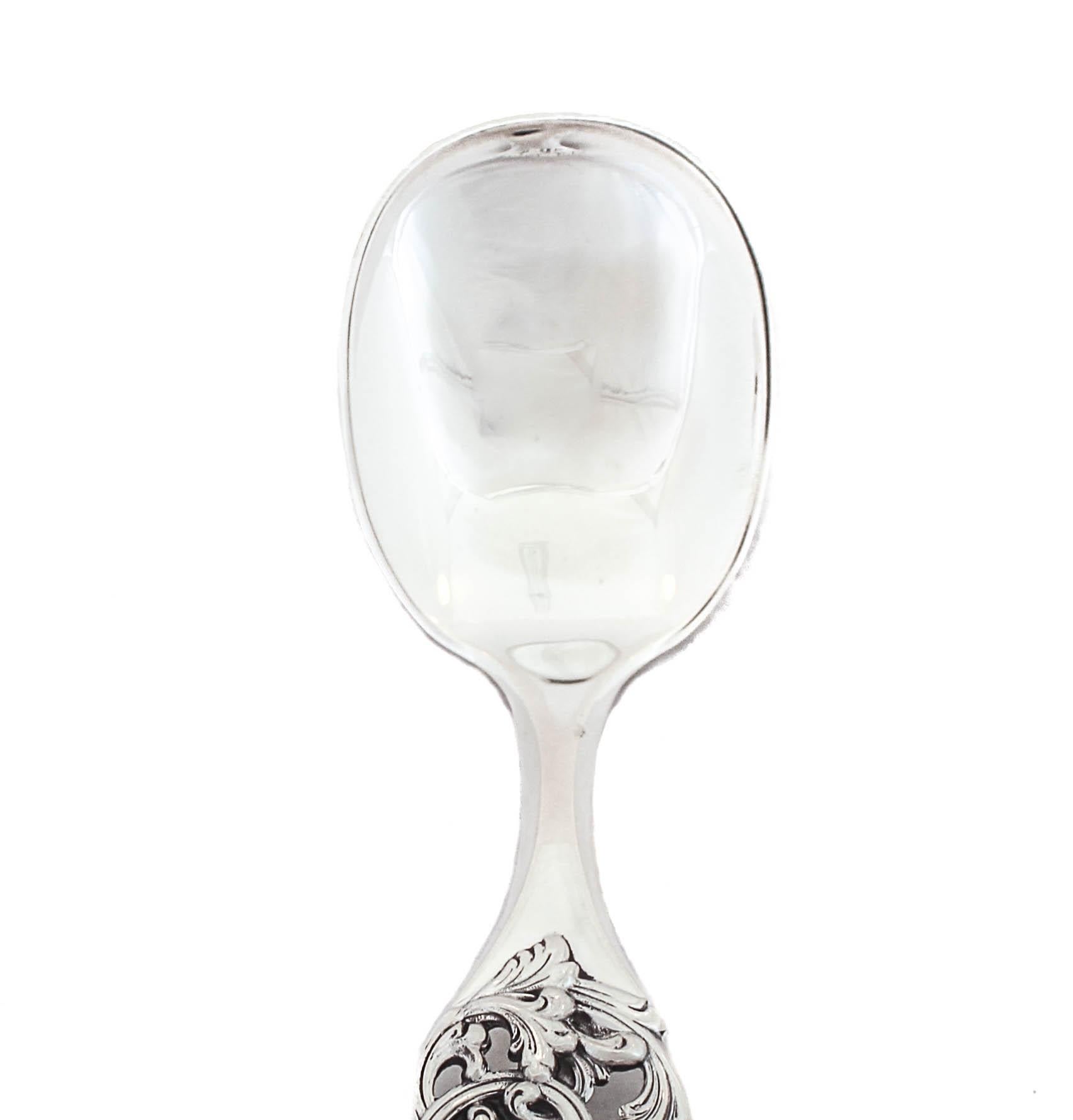 Viene offerto un cucchiaio da portata in argento sterling realizzato in Norvegia dal famoso argentiere Theo Olsen.  Il manico ha un magnifico design artigianale con un motivo floreale ritagliato.  L'eleganza del vecchio mondo incontra l'eleganza