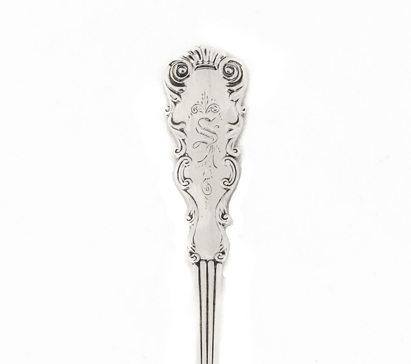 Viene offerto un cucchiaio in argento sterling.  La ciotola ha un bordo smerlato che è molto particolare: di solito è liscio su tutto il perimetro.  Il manico ha un design elegante con una S incisa a mano in caratteri inglesi antichi.  È una misura