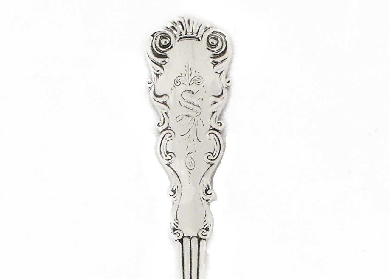 Cucchiaio da portata in argento sterling In condizioni ottime in vendita a Brooklyn, NY