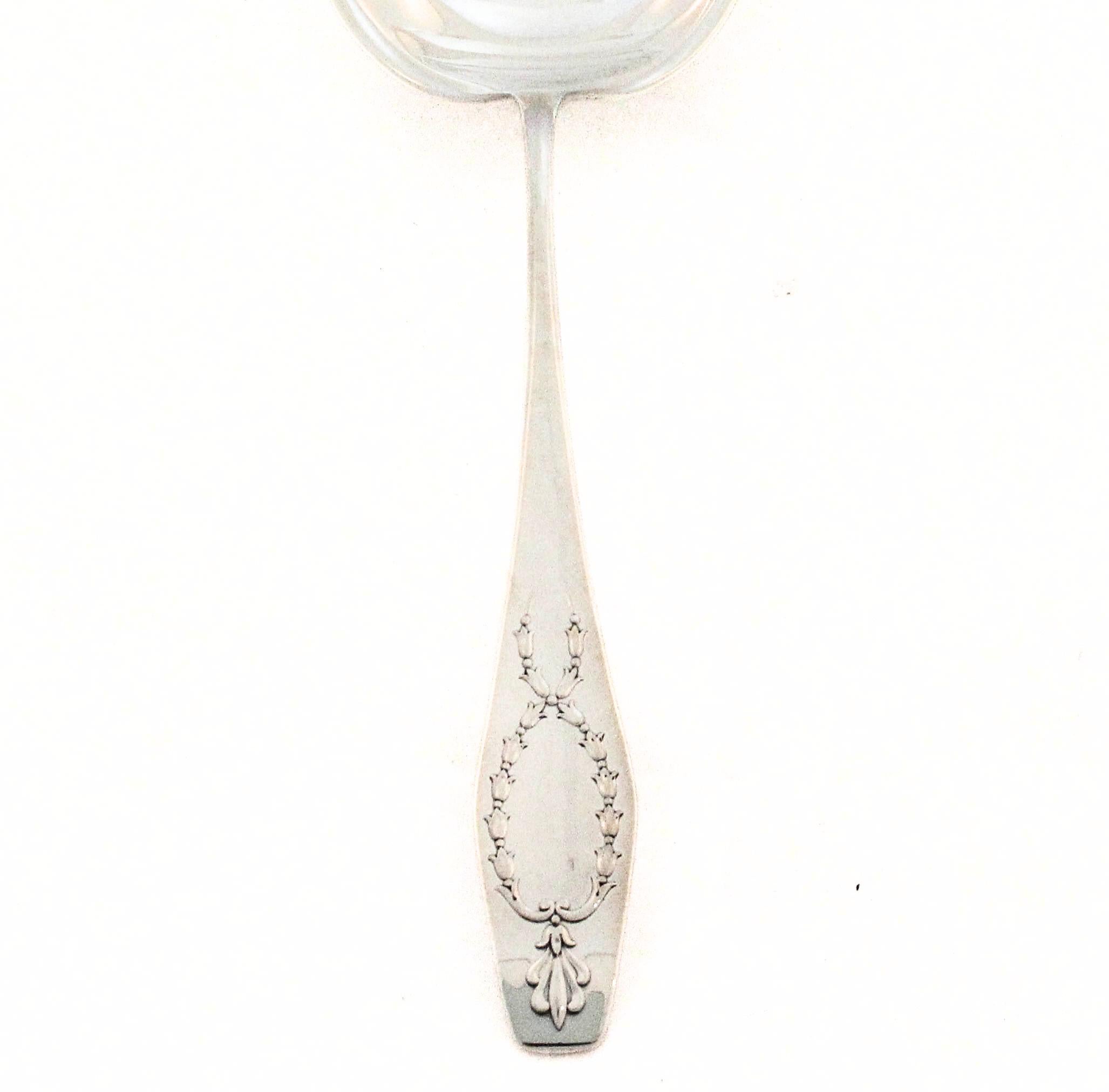 Questo elegante cucchiaio da portata in argento sterling da 9 pollici è stato realizzato da International Silver nel classico modello 