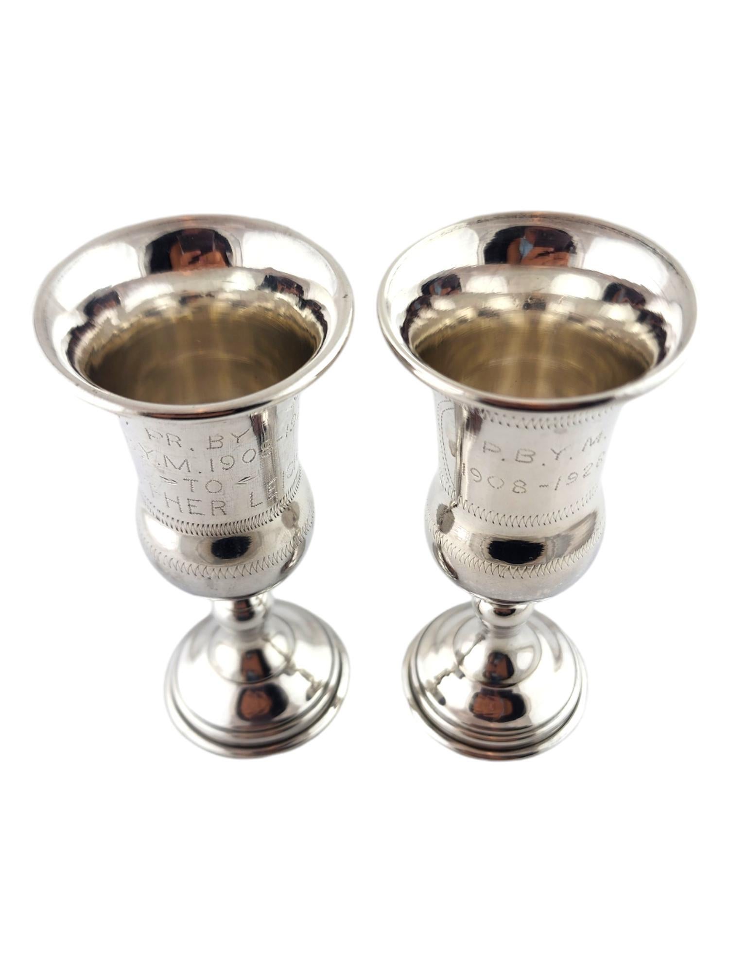 Set di 2 tazze Kiddush incise in argento sterling

Questo splendido set di 2 tazze Kiddush è stato meticolosamente realizzato in argento sterling con l'incisione 