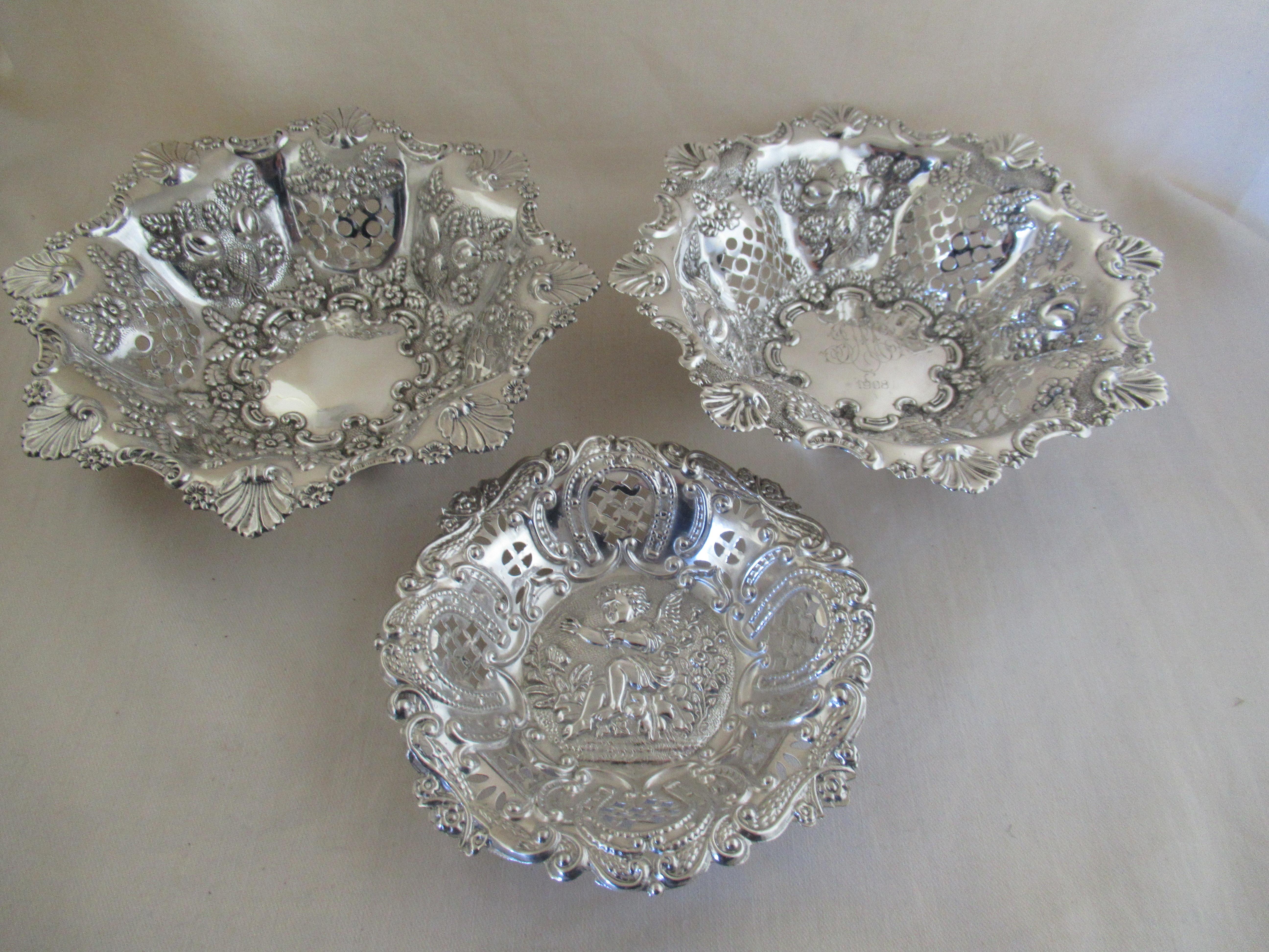 Sterling Silver - Set of 3 Sweetmeat Dishes.
The following details refer to the left hand larger one.
Super quality and very good weight.
Stamped with a full English hallmark, applied by the Birmingham Assay Office:-
 Lower case x - Date letter
