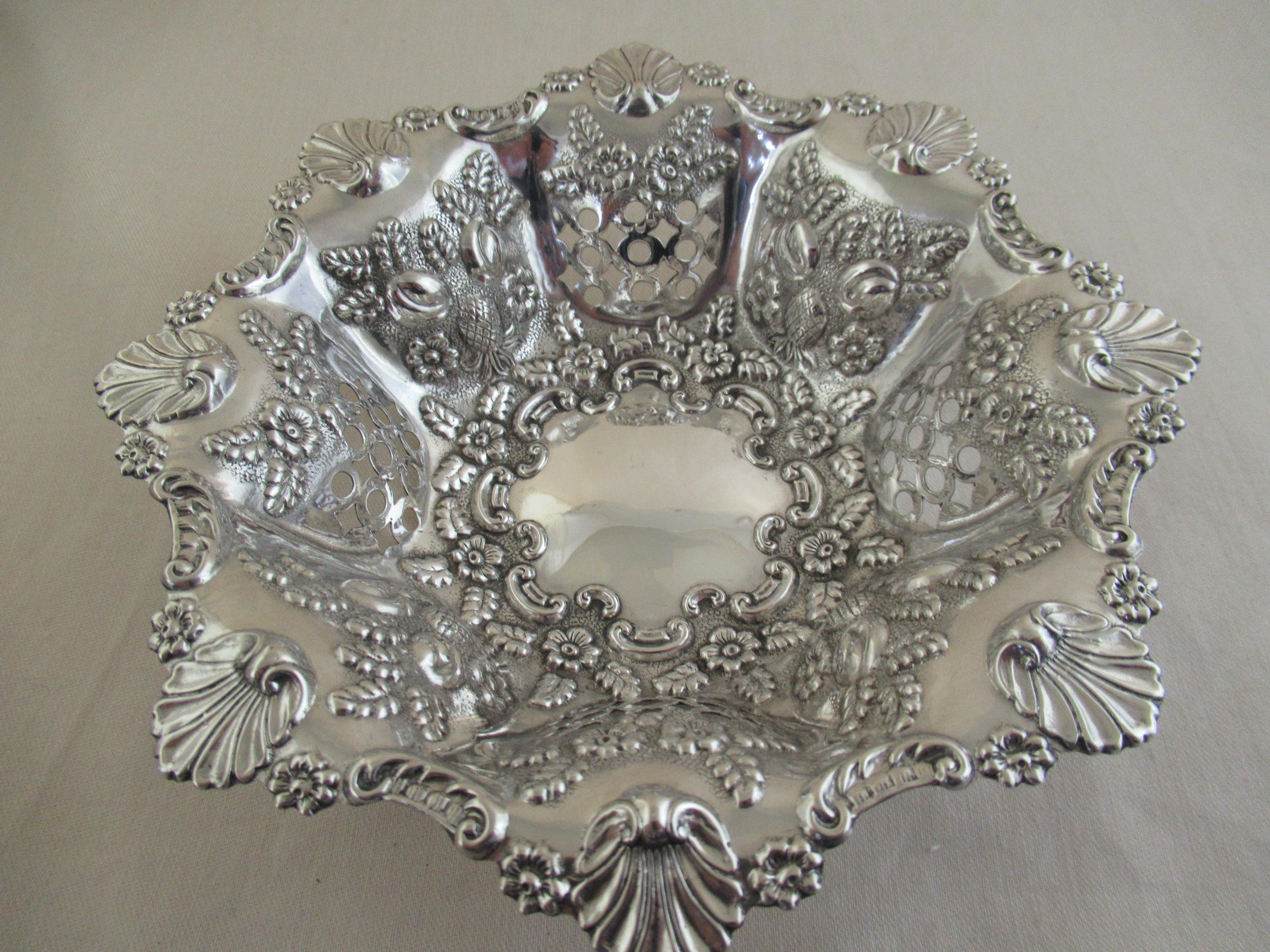 Victorian Sterling Silver, Set of 3 Sweetmeat Dishes, Hallmarked, Birmingham, 1898 For Sale