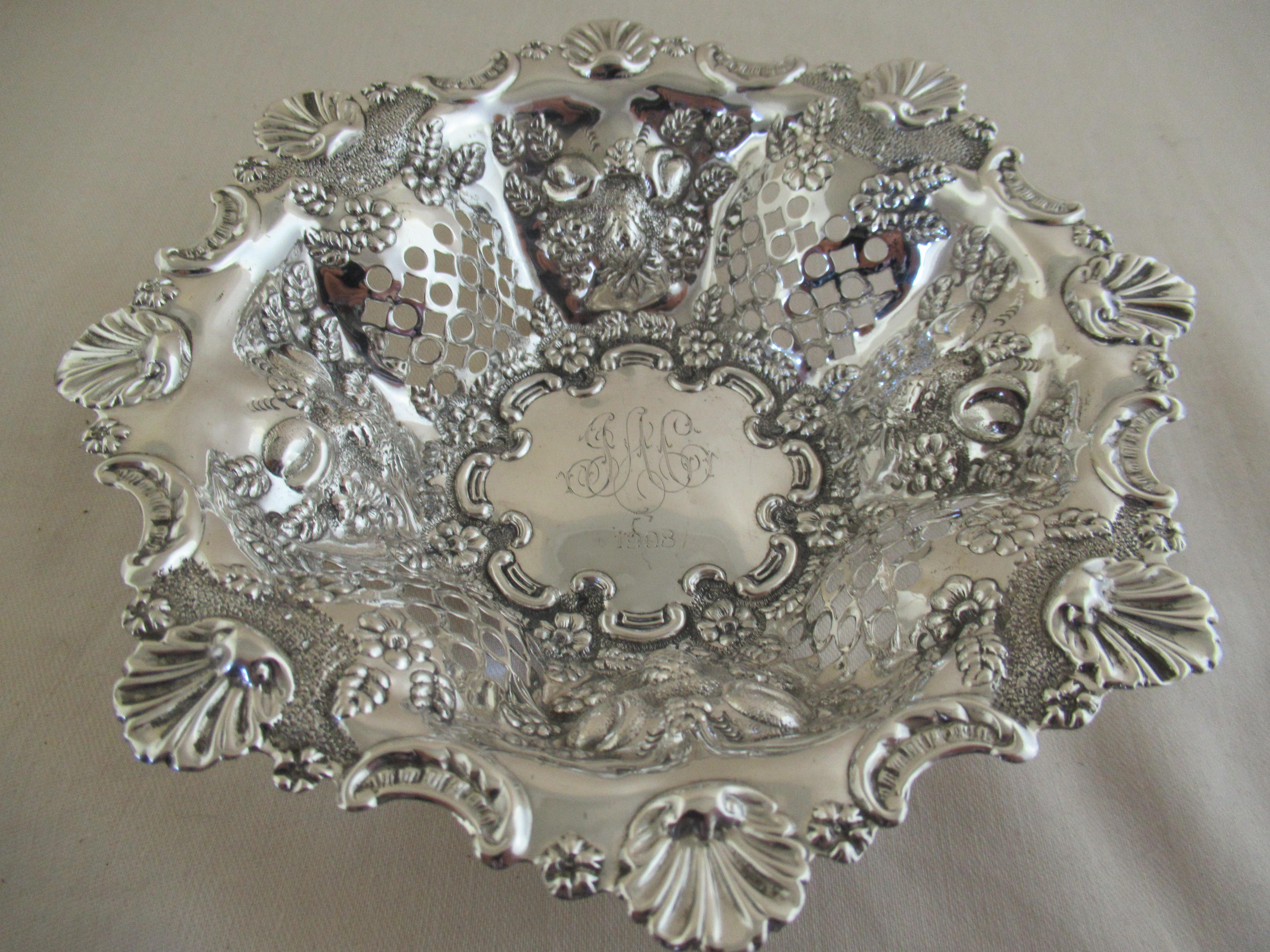 Sterling Silver, Set of 3 Sweetmeat Dishes, Hallmarked, Birmingham, 1898 In Excellent Condition For Sale In York, GB