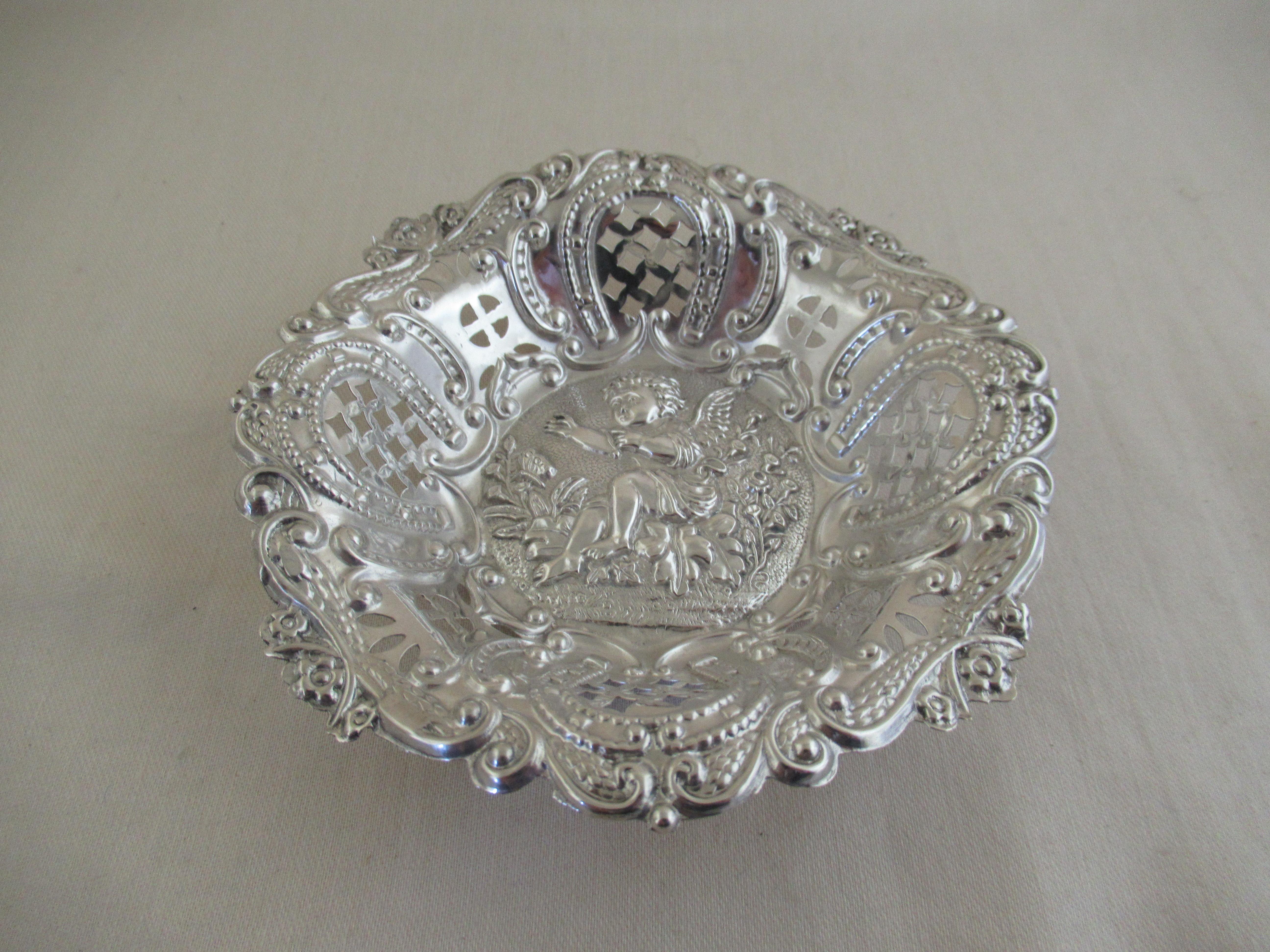 Sterling Silver, Set of 3 Sweetmeat Dishes, Hallmarked, Birmingham, 1898 For Sale 2