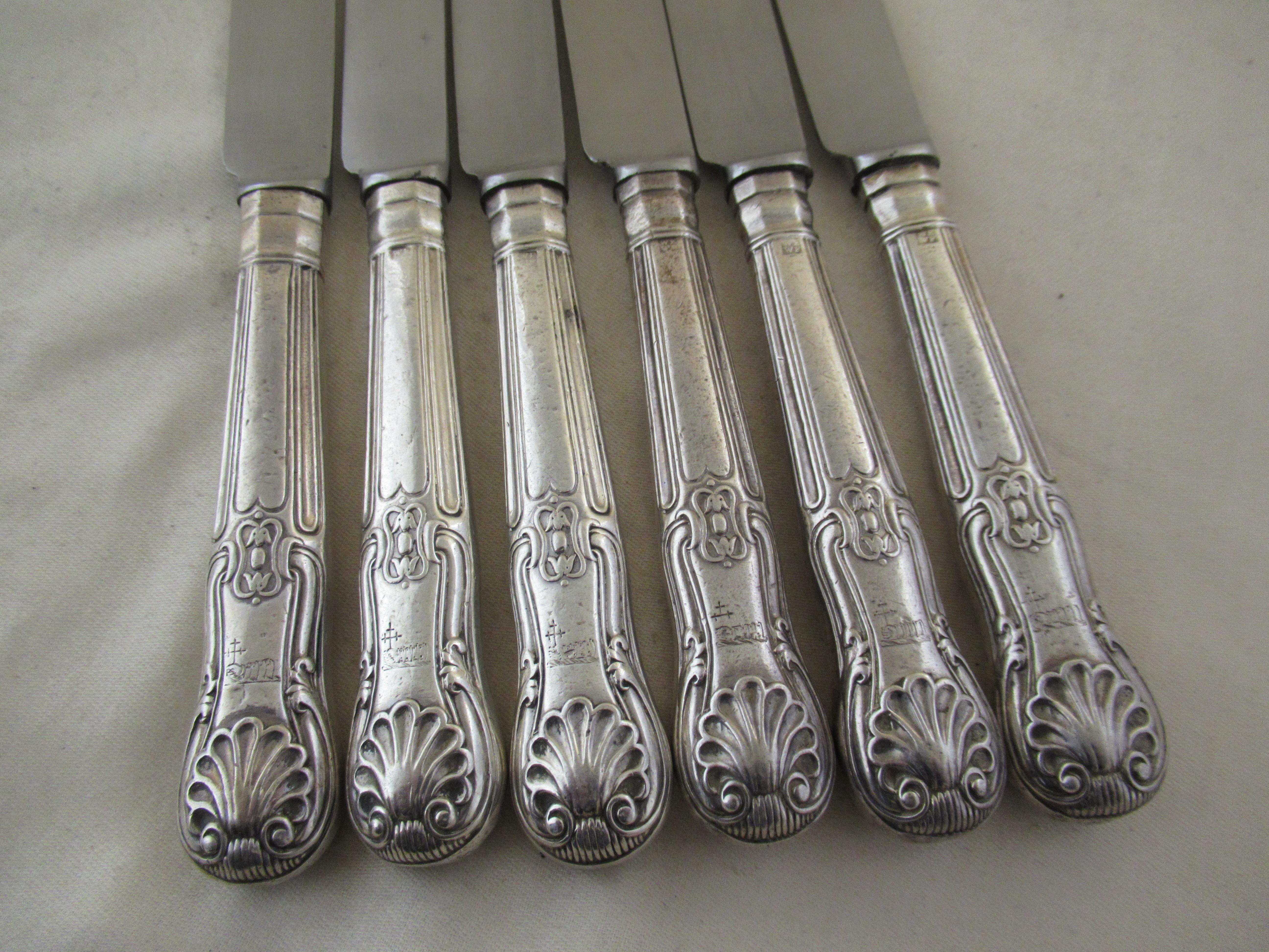 Sterling silver set of 6 kings pattern dessert knives.
All 6 pieces are stamped with a full English hallmark, applied by the London Assay Office, but not all the marks are legible on all six pieces:-
 Lower case g & h - Date letters for London 1822