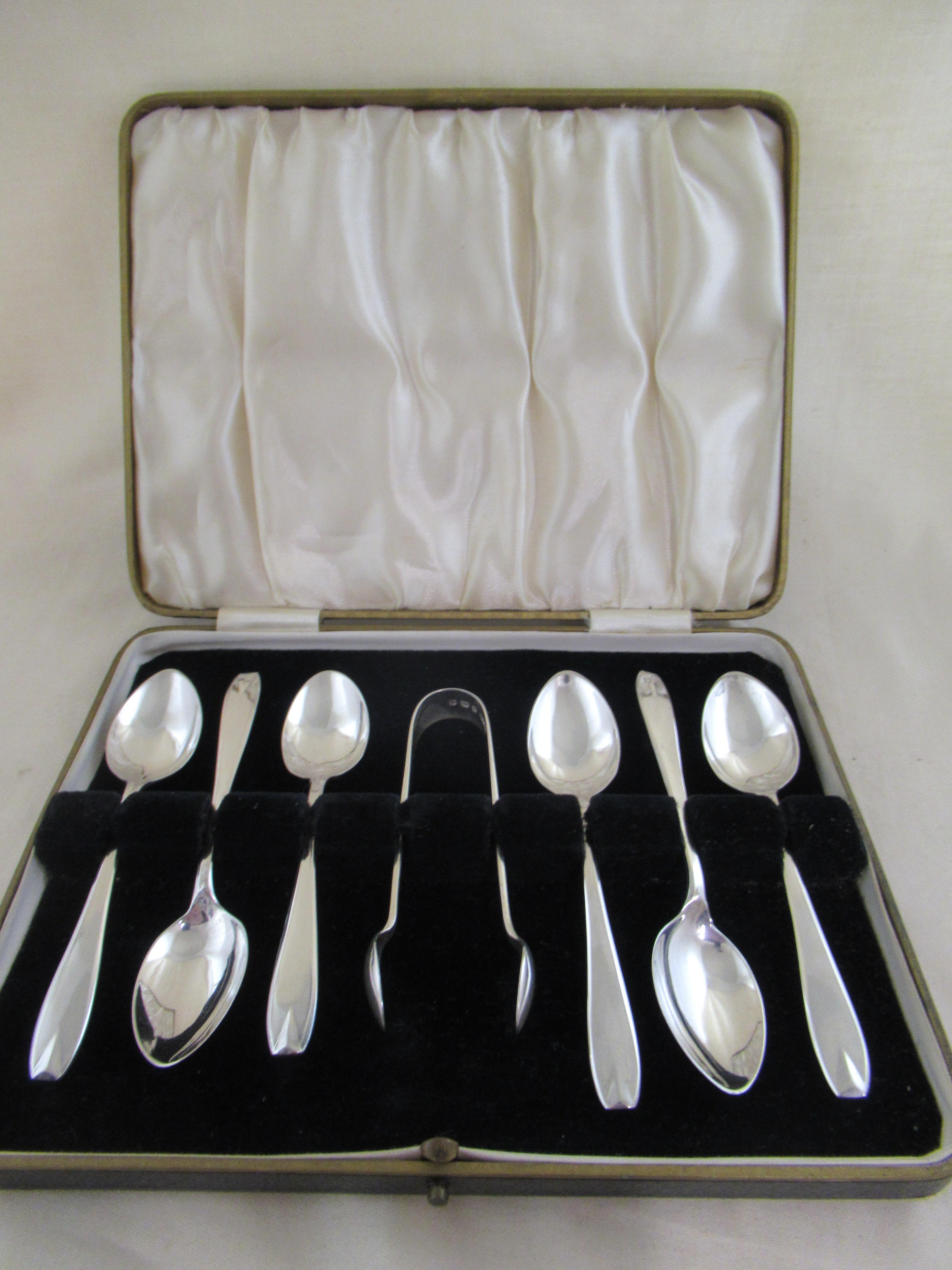Sterling silver box of 6 Modern teaspoons + tongs
Made in England and with the maker`s mark - EV, for Emile Viner, for
Viners Ltd., bath street, Sheffield.
A full set of English hallmarks applied by the Sheffield Assay Office.
 Crown - mark for