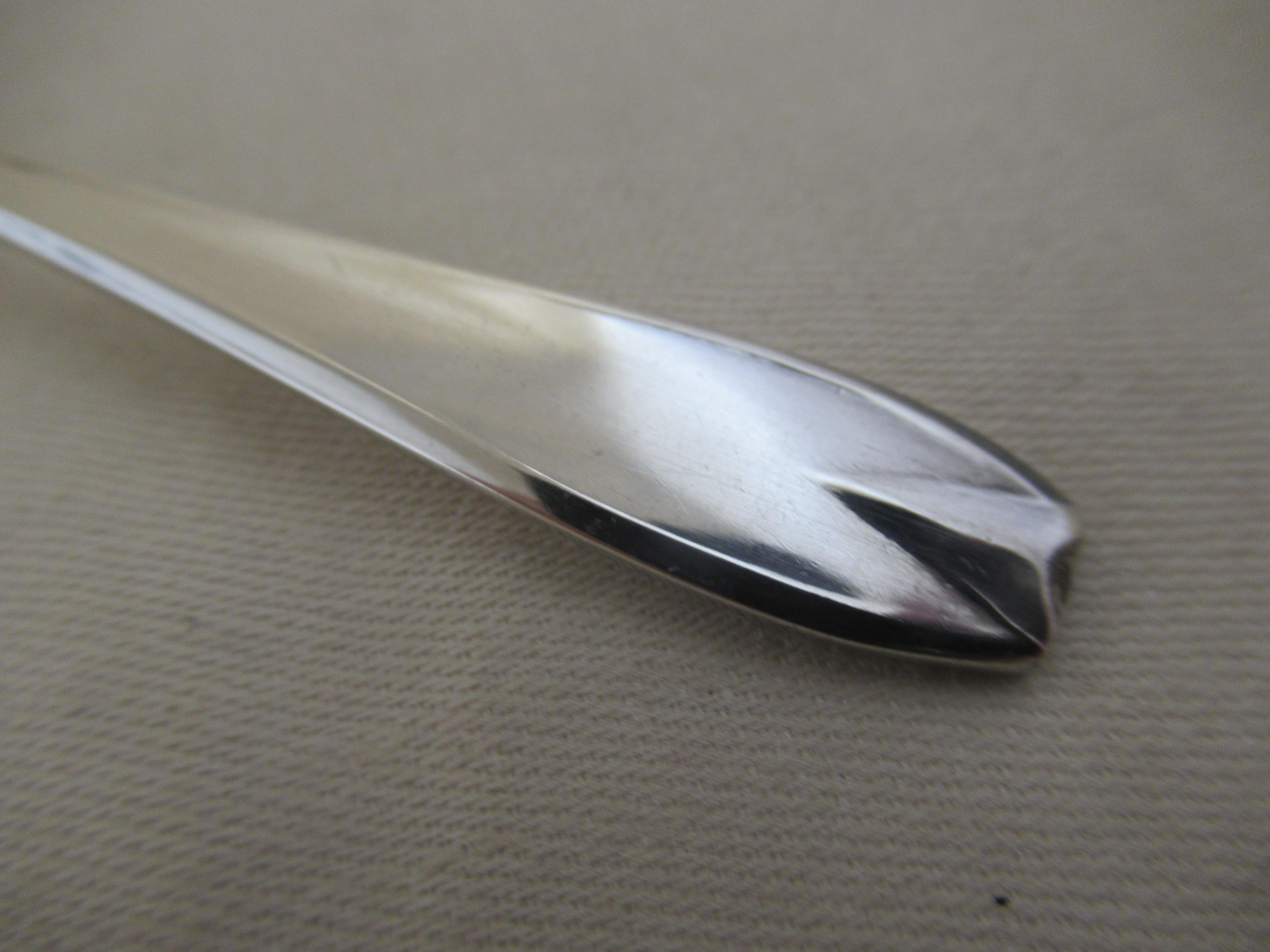 Juego de 6 cucharas y pinzas de plata de ley con diseño moderno Hallmarked:-Sheffield 1934 Moderno en venta