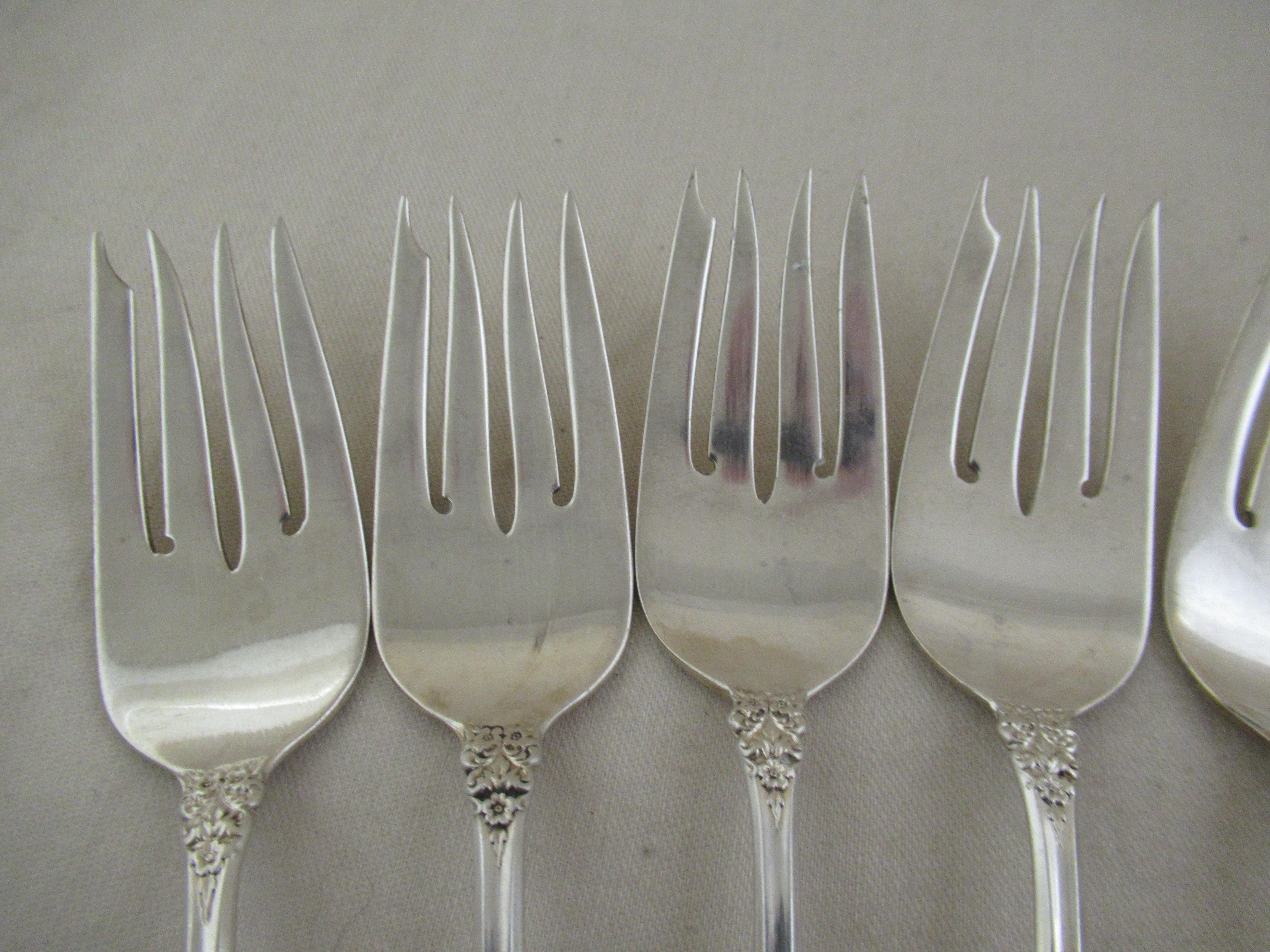 STERLING SILVER
Set of 8 PRELUDE PATTERN SWEETMEAT or CAKE FORKS - Made by the
                        INSILCO CORPORATION,  MERIDEN, CONNECTICUT

A superb set of forks, made in about 1935, very well made in heavy gauge silver.
Beautifully