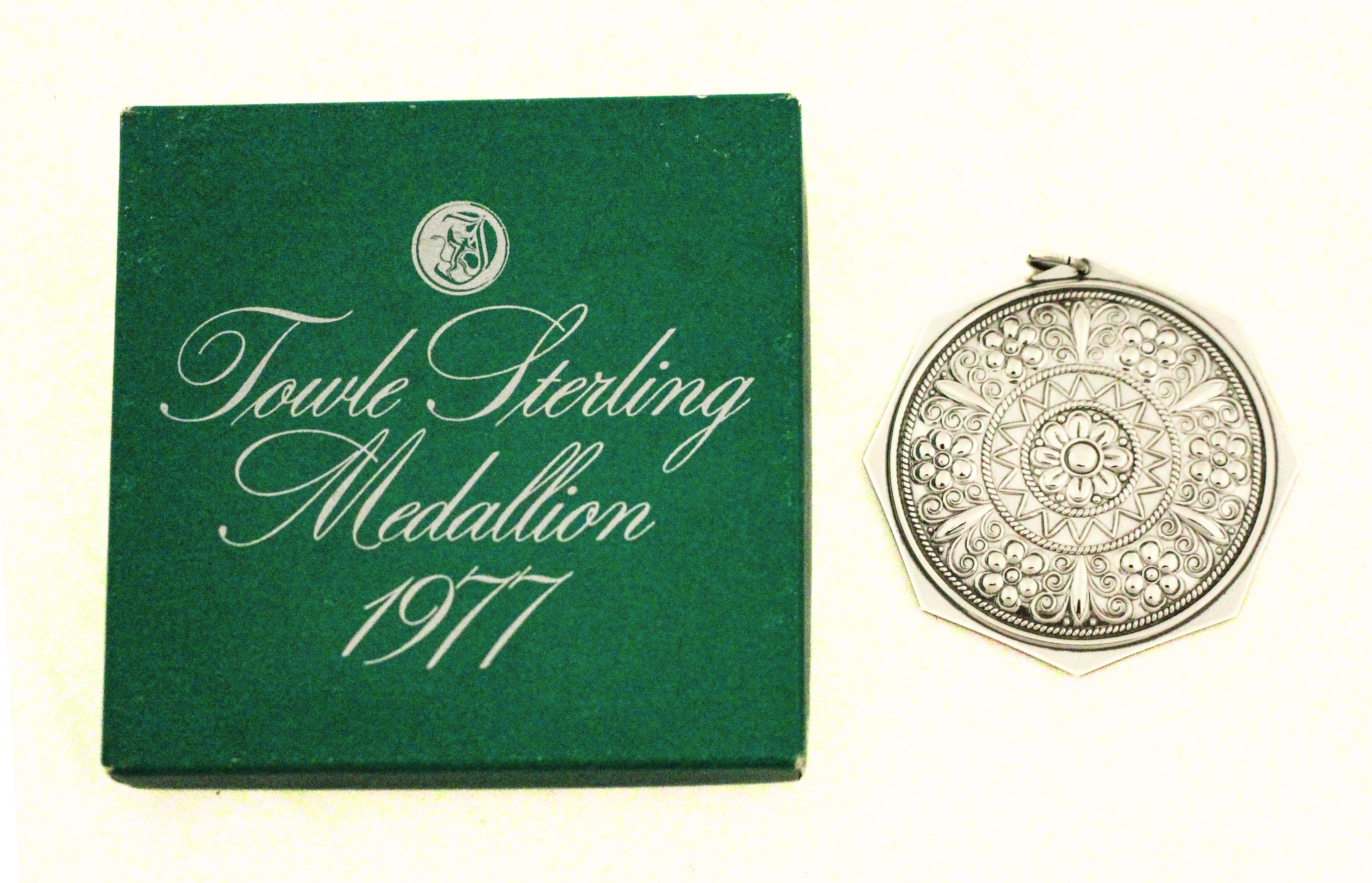 Giusto in tempo per il Natale, questo ornamento natalizio in argento sterling ispirato alla canzone 