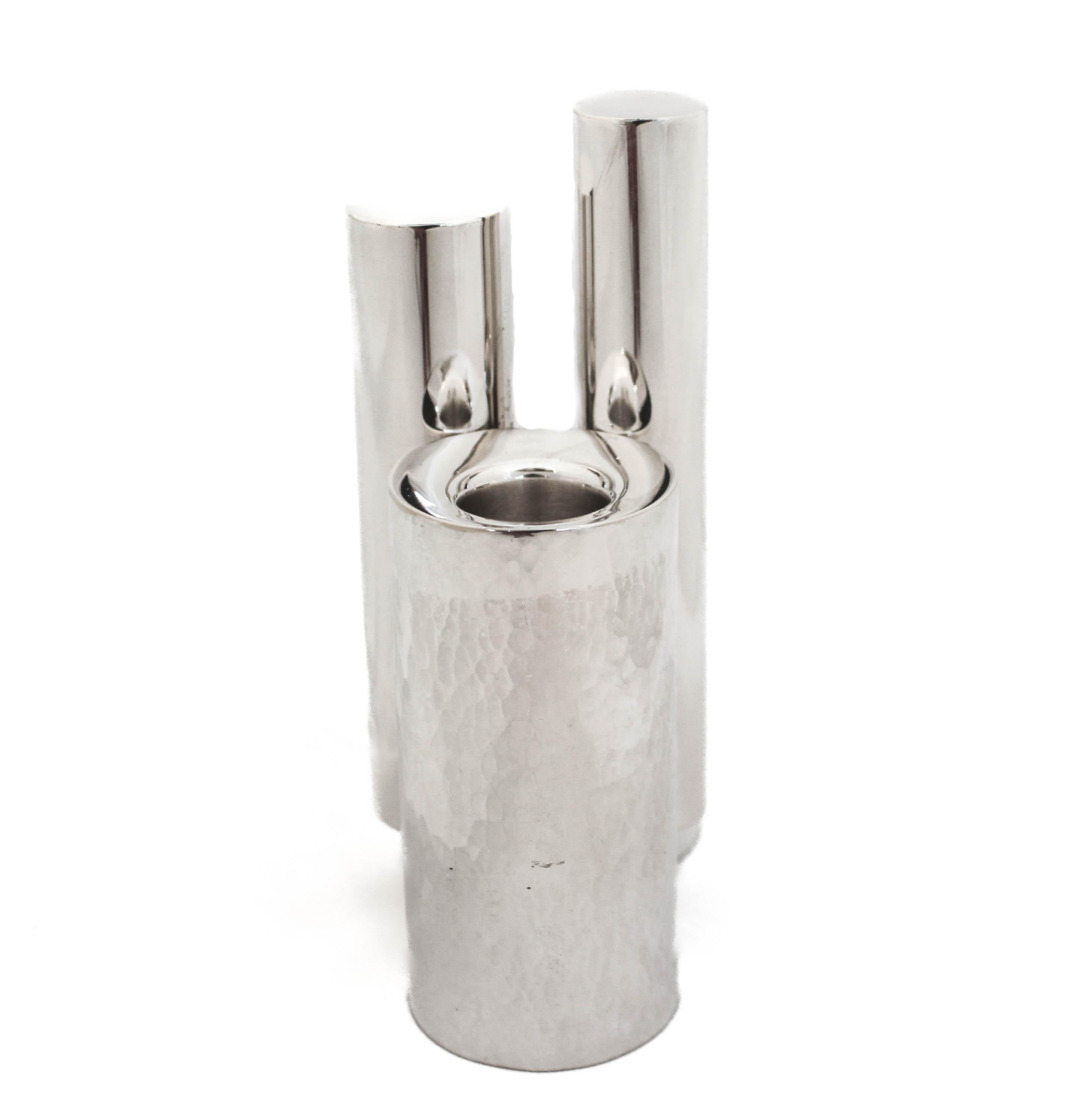 In offerta c'è un candelabro di Shabbat a due rami in argento sterling realizzato in Israel.  Progettato da uno dei principali argentieri di Israel, Bier Silversmiths è rinomato in tutto il mondo per i suoi disegni in argento sterling Judaica. 