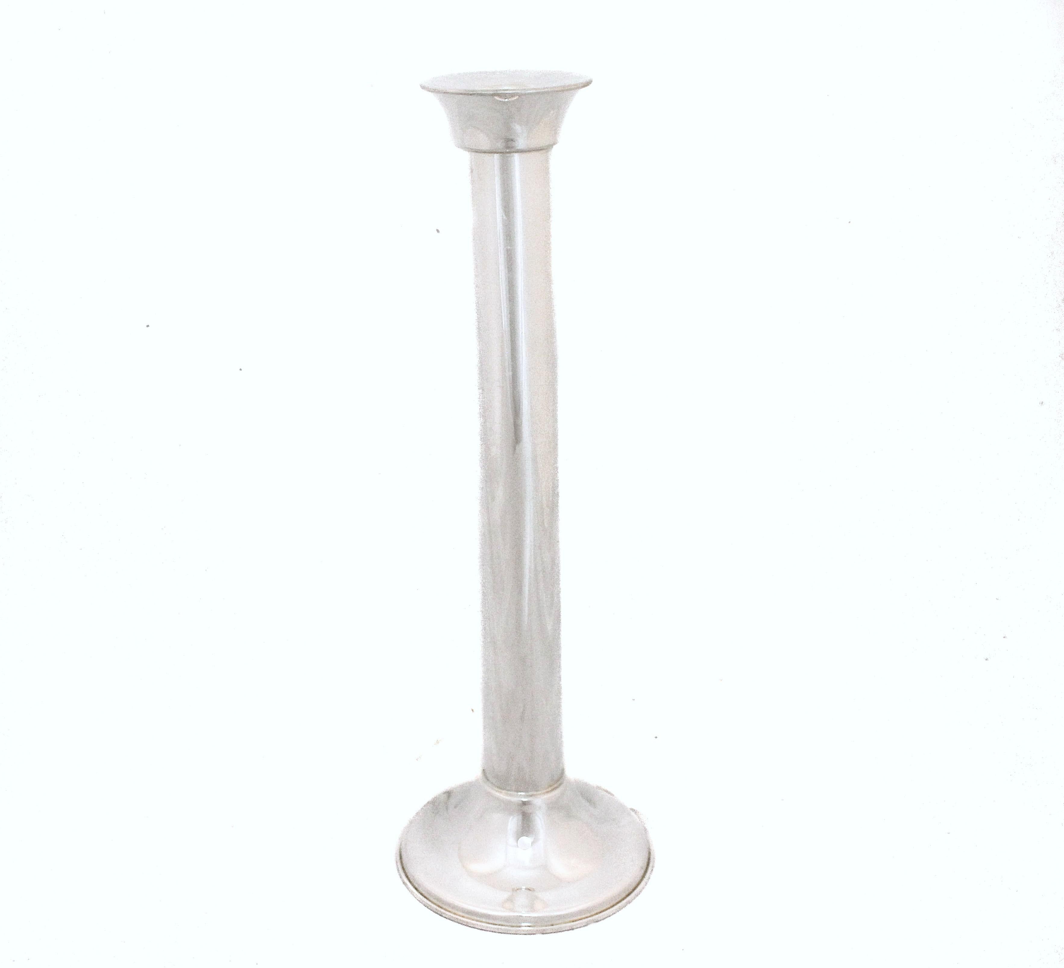 In offerta c'è una coppia di candelieri da Shabbat in argento sterling realizzati in Israel. Sono modernissimi e puliti: nessuna incisione o disegno decorativo, solo il look pulito e contemporaneo dell'argento. 