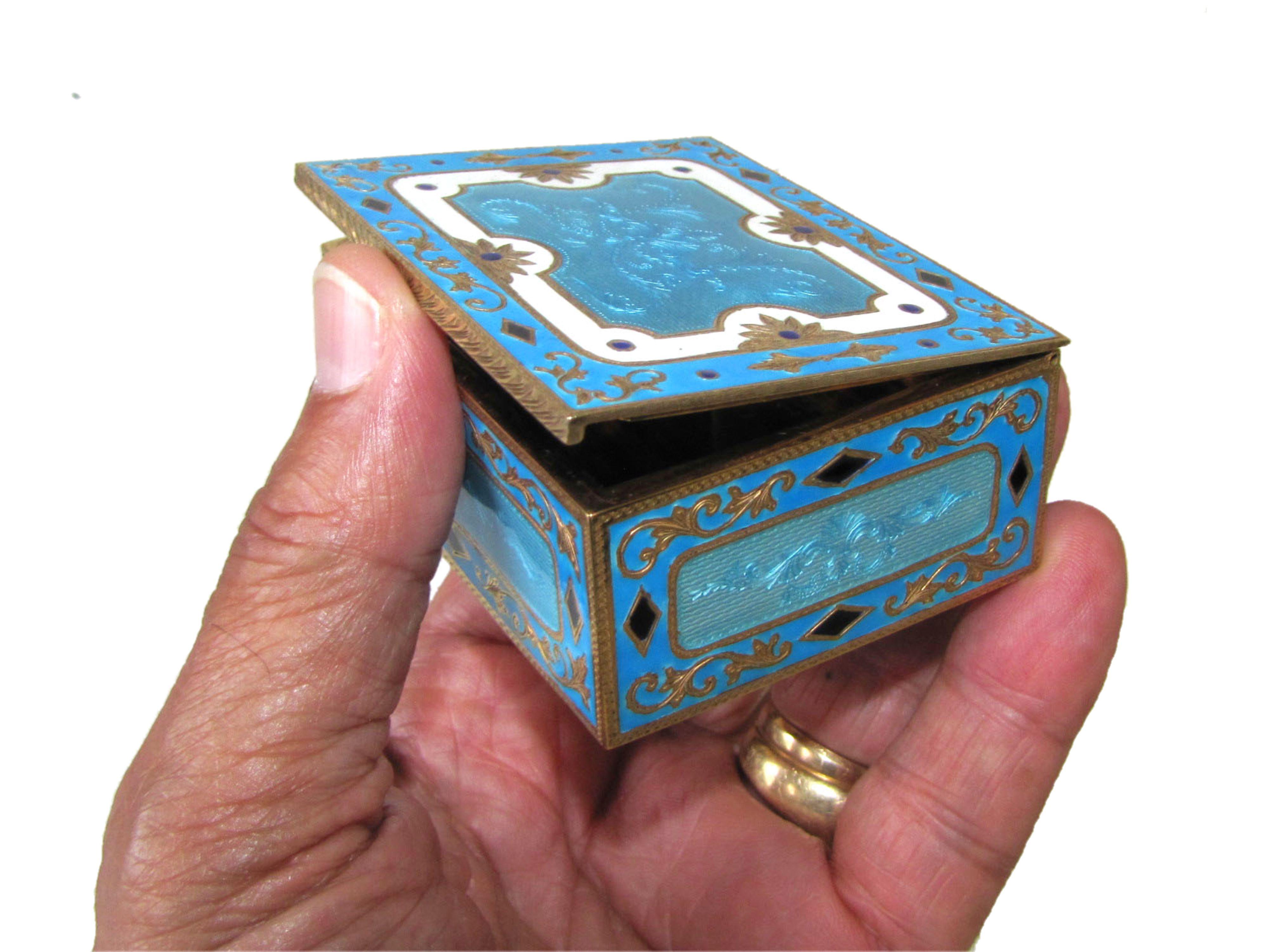 Late 20th Century Sterling Silver Shaped Snuff Box in Engraved by Hand with Fire Enamel 3 Colors
