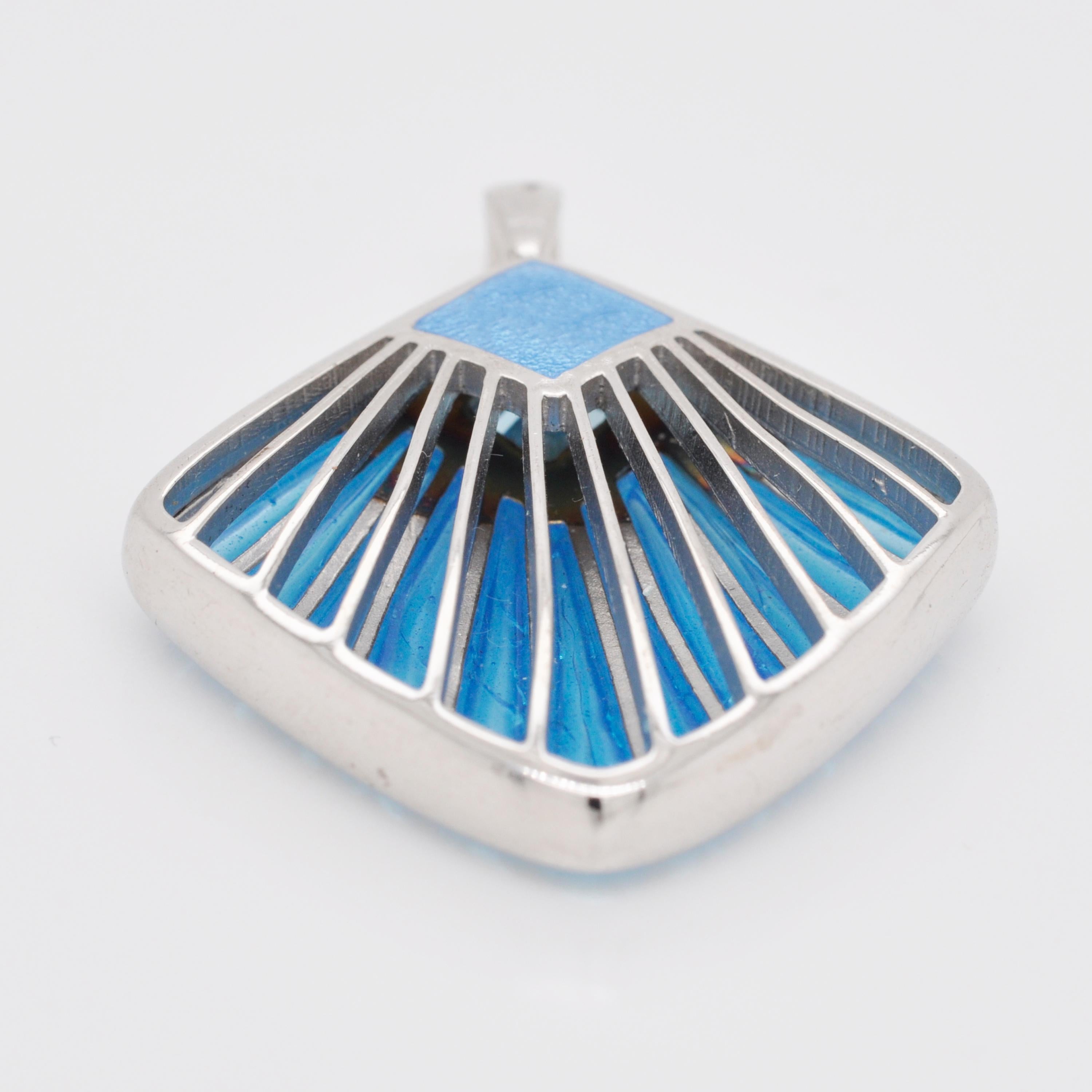 Halskette mit Plique-à-Jour-Emaille-Anhänger, Muschelblau, aus Sterlingsilber (Zeitgenössisch)