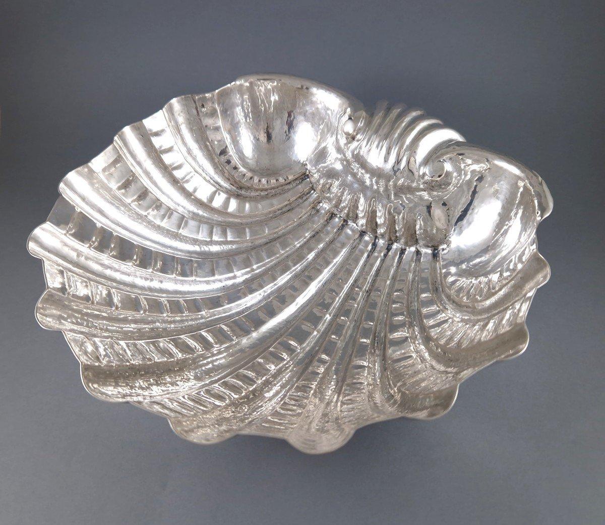 Sterling silver bowl in the shape of a shell 
Italian silver hallmark 
Length: 25.5 cm 
Width: 25.9 cm 
Height: 9.2 cm 
Weight: 611 grams