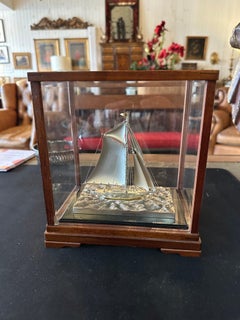 Navire en argent sterling présenté dans un magnifique coffret d'exposition en bois et en verre