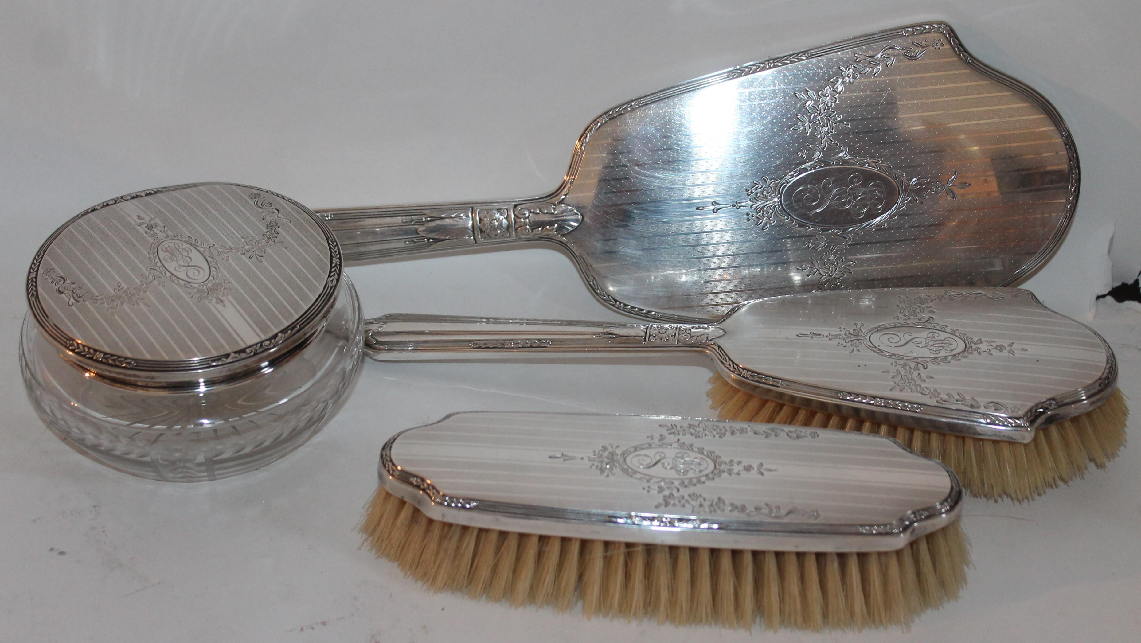 Measurements are as follows - Signed Alvin sterling silver vanity set in very good condition. This four piece set is in fine condition.
Measures: 3 x 7.5 x 1.5 brush
10.5 x 3.5 x 1.5 brush with handle
14.5 x 4 x 1 mirror
4.75 x 2.25 jar.