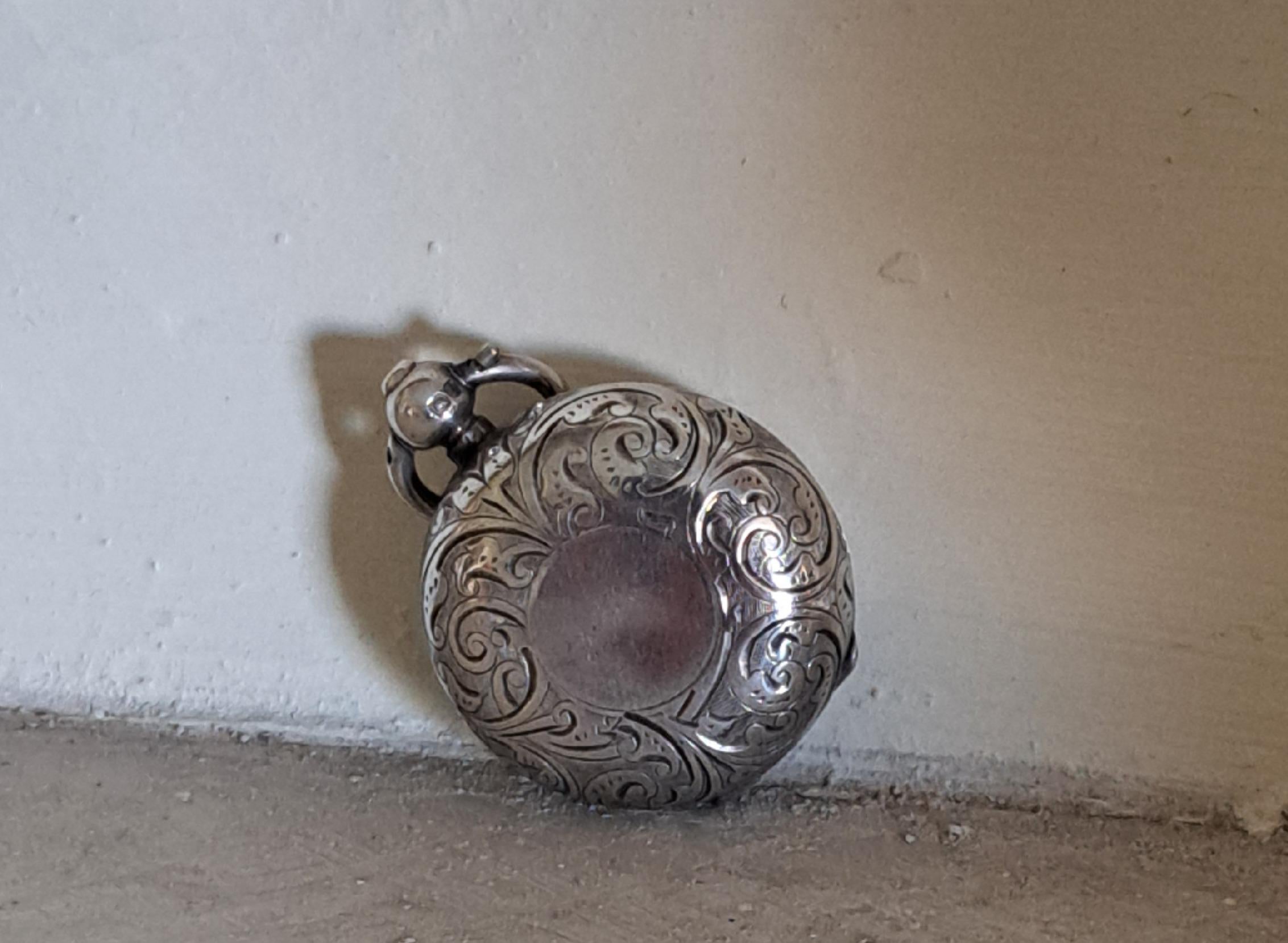 Antiguo estuche eduardiano de 1910 de plata de ley de Birmingham para un soberano de Aaron Lufkin Dennison
pesa unos 20 g Su tamaño es de 4 cm de diámetro 
En muy buen estado, con sólo pequeños signos de antigüedad/uso Pulsador de apertura, cierra