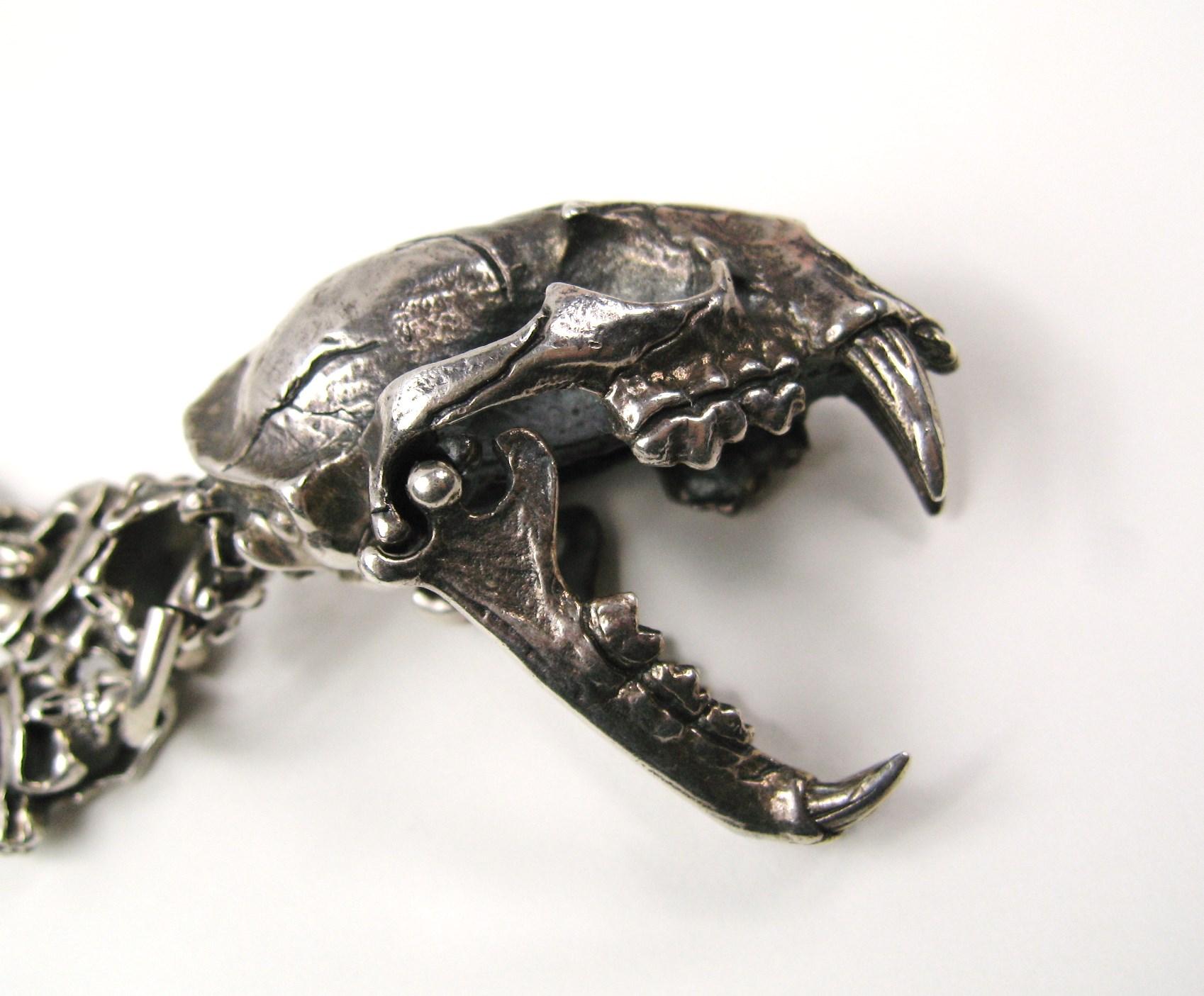 Set di collana e bracciale con teschio in argento Sterling Articolato in vendita 4