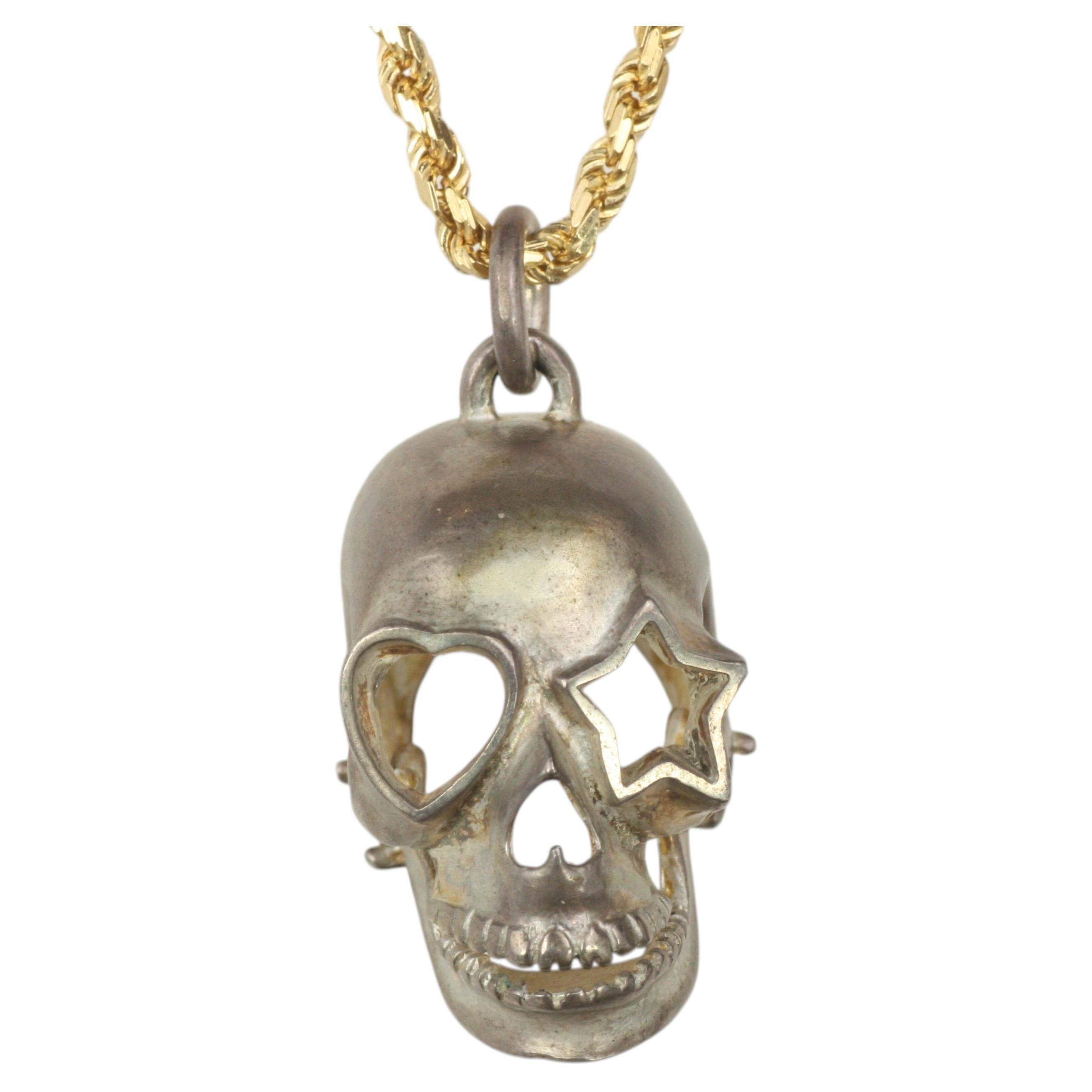 Ciondolo a forma di teschio in argento sterling con cuore e occhi a stella