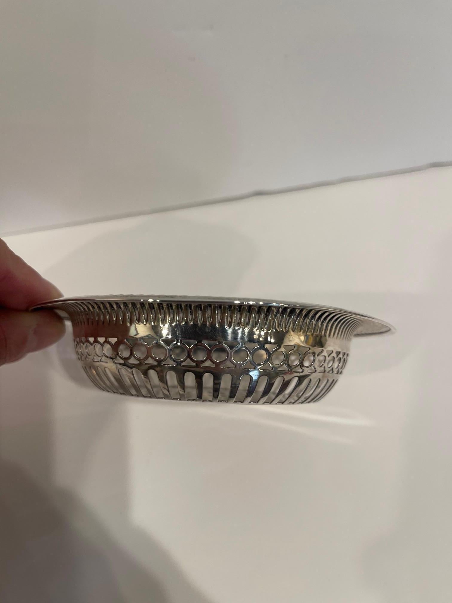 Piccolo cestino Bonbon in argento Sterling traforato, metà del XX secolo.  Marcato sterling