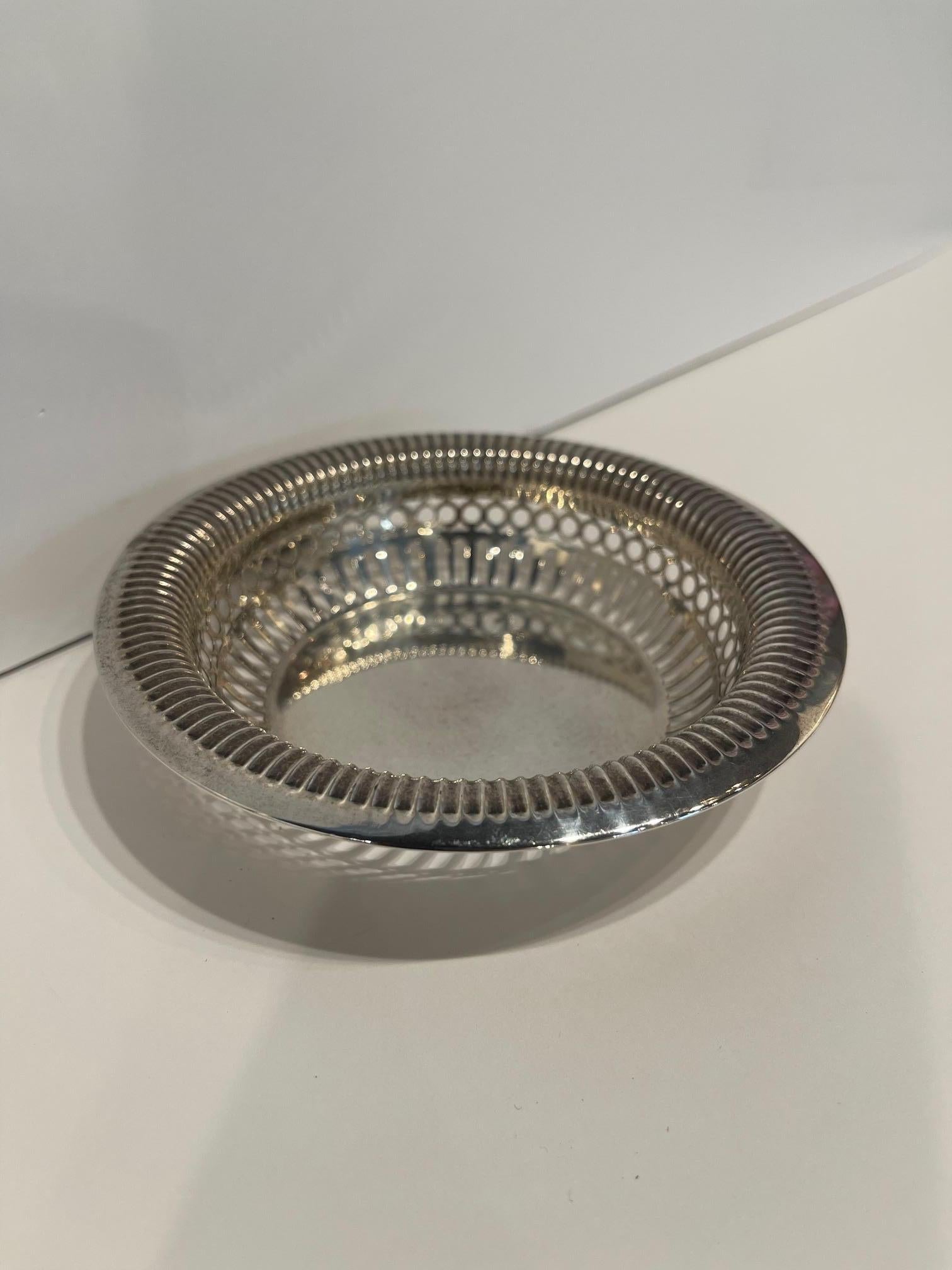 Inglese Cestino in argento Sterling Bonbon Piccolo traforato, metà del 20° secolo in vendita