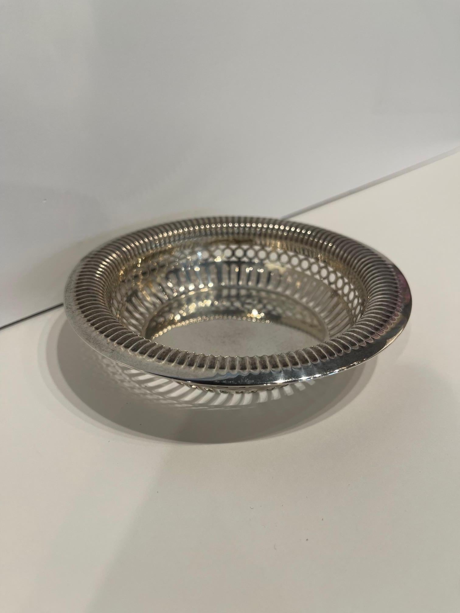 Cestino in argento Sterling Bonbon Piccolo traforato, metà del 20° secolo In condizioni buone in vendita a Savannah, GA