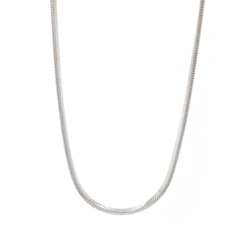 Contenuto del metallo: Argento Sterling

Stile: Catena
Stile della catena: Serpente
Tipo di chiusura: Chiusura con anello a molla

Misure

Lunghezza: 17 3/4