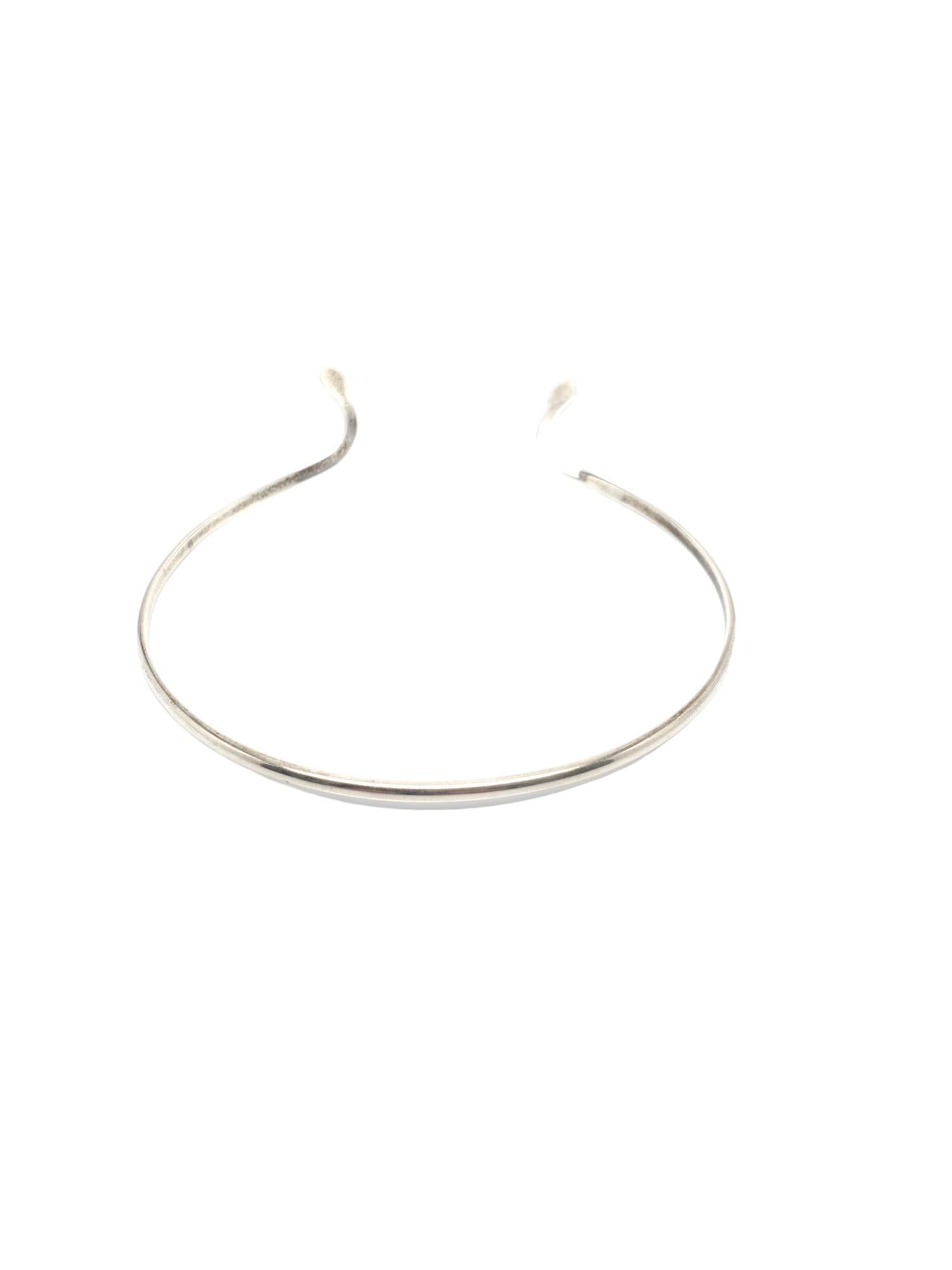 Collana a girocollo con serpente in argento 925.

Questo esclusivo girocollo in argento sterling presenta due teste di serpente.

Dimensioni: 16 pollici x 0,1 pollici.

Timbro: 925

Peso: 21,3 dwt / 33,2 gr.

Ottime condizioni, lucidato