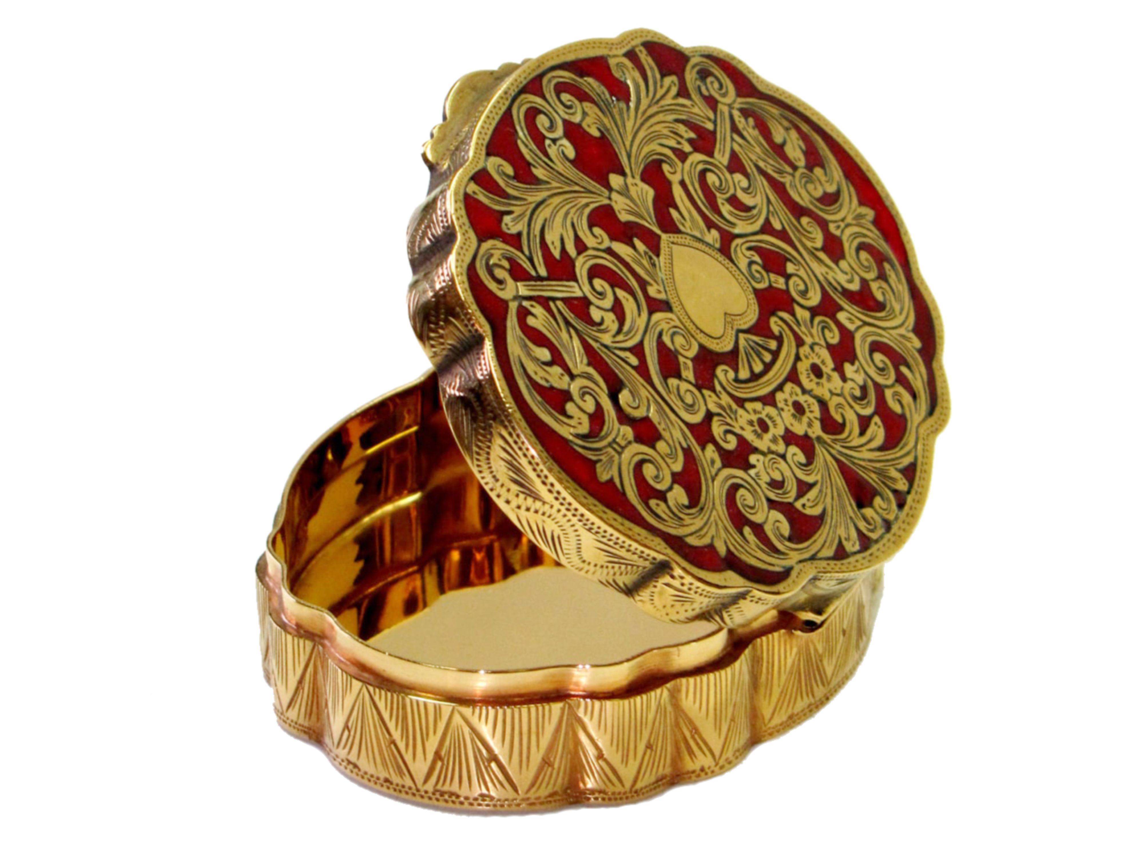 Shaped snuff box in 925/1000 sterling silver gold plated engraved by hand with fire enamel Baroque style. Dimensions cm. 6 x 7,7 x 2. Weight 110 gr. Produced in 1965 in the Salimbeni factory in Florence. 
There are about 700 different colors of