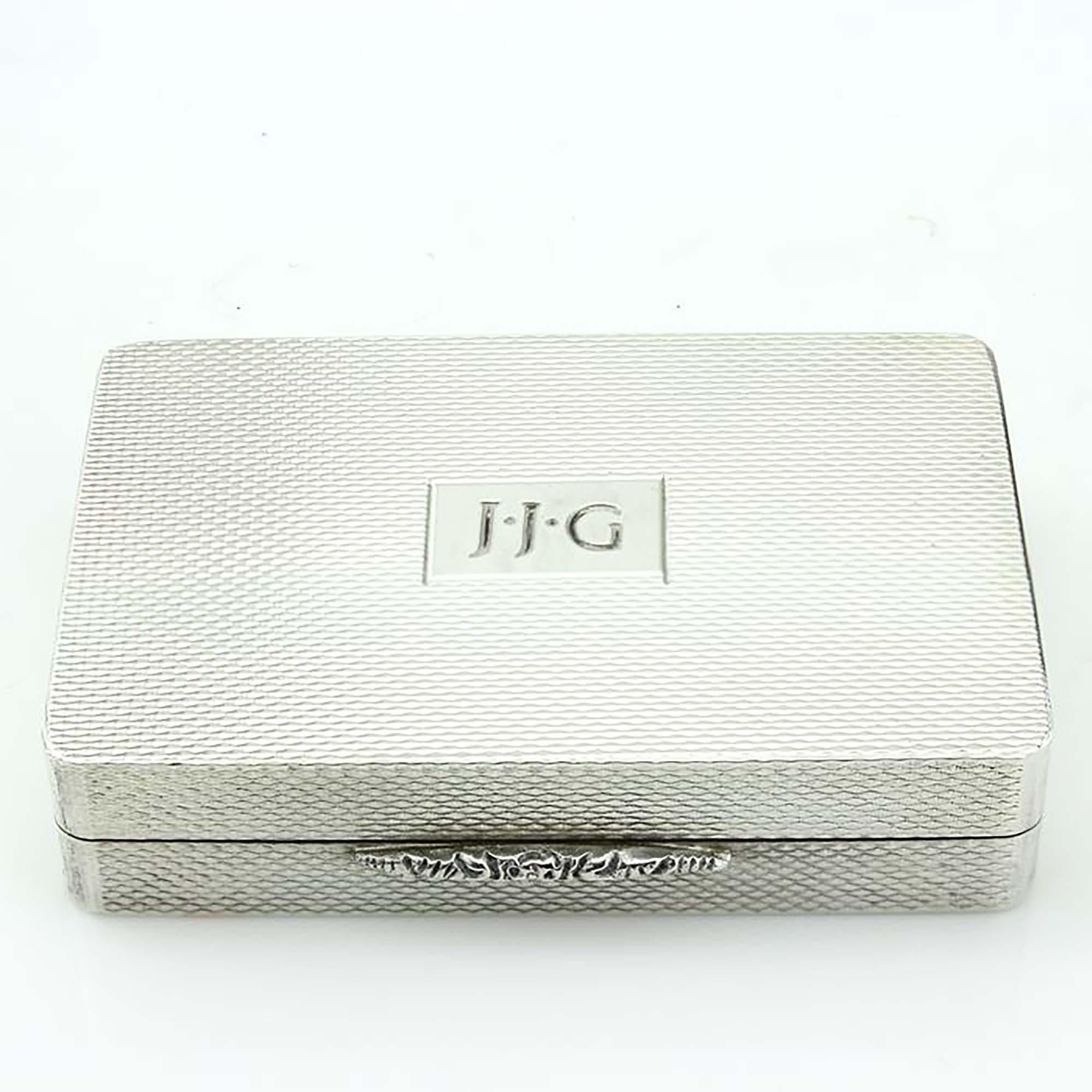 Sterling Silver Snuff Box with Gold Metal Strip on the Base In Good Condition For Sale In Braintree, GB