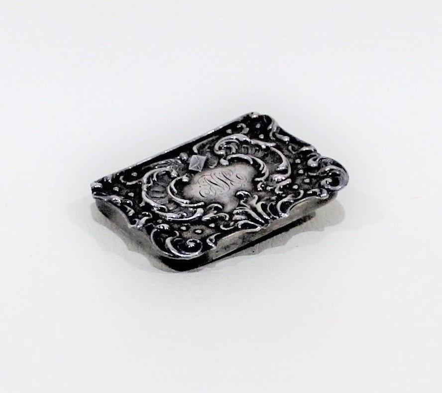 Tabacchiera in argento sterling del XIX secolo con monogramma.
