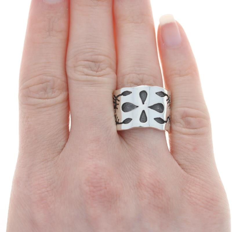 Sterling Silver Southwestern Statement Band - Floral Leaf Ring Size 7 3/4 In Excellent Condition For Sale In Greensboro, NC