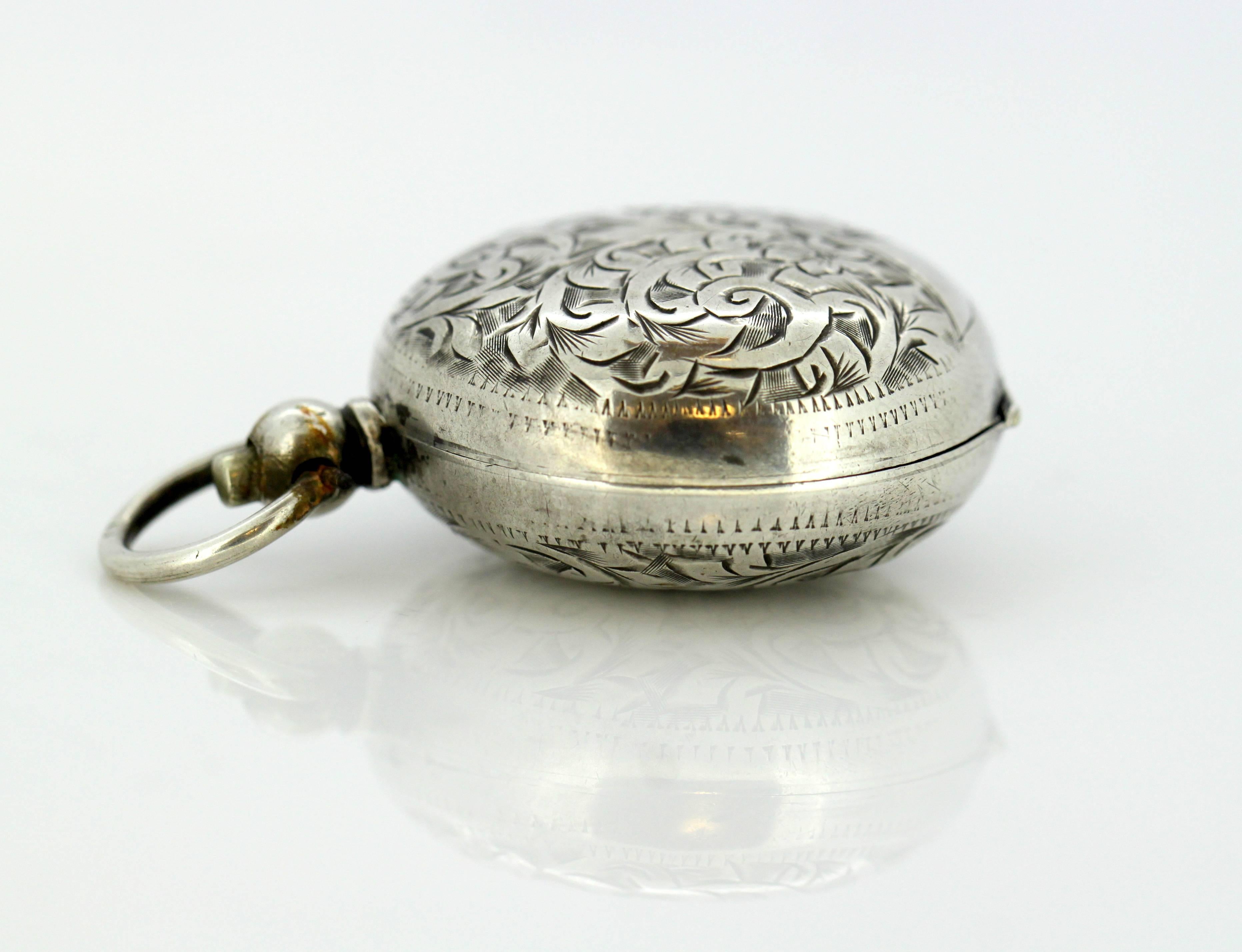 Antique sterling silver sovereign / coin case
Maker: Albert Jackson
Made in Birmingham 1907
Fully hallmarked. 

Dimensions  
Size : 4.5 x 3 x 1.5 cm 
Weight: 18 grams 

Condition report: Surface wear and tear from general usage, has some