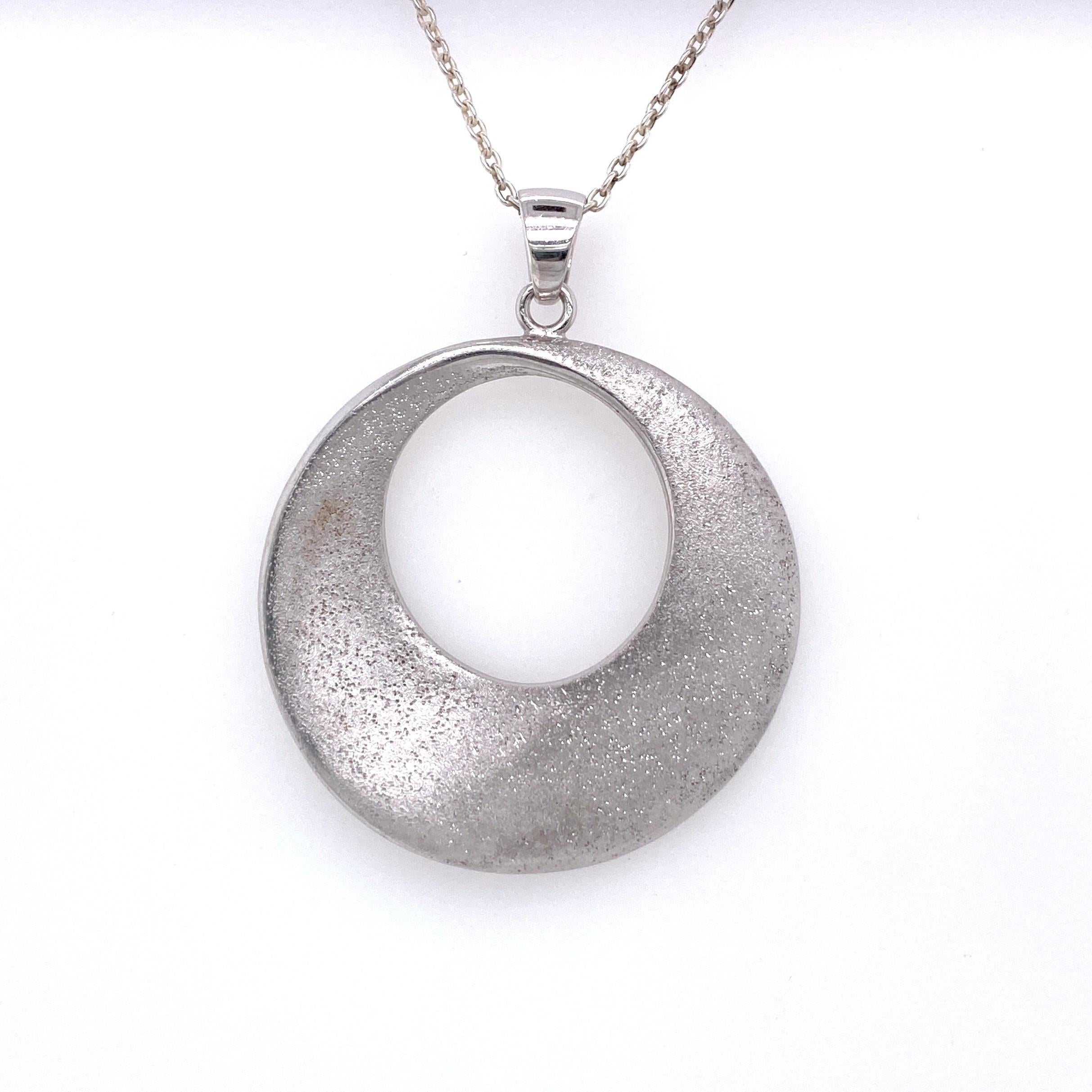 Sterling Silver Sparkle Finish Circle Pendant Necklace In Good Condition In Towson, MD
