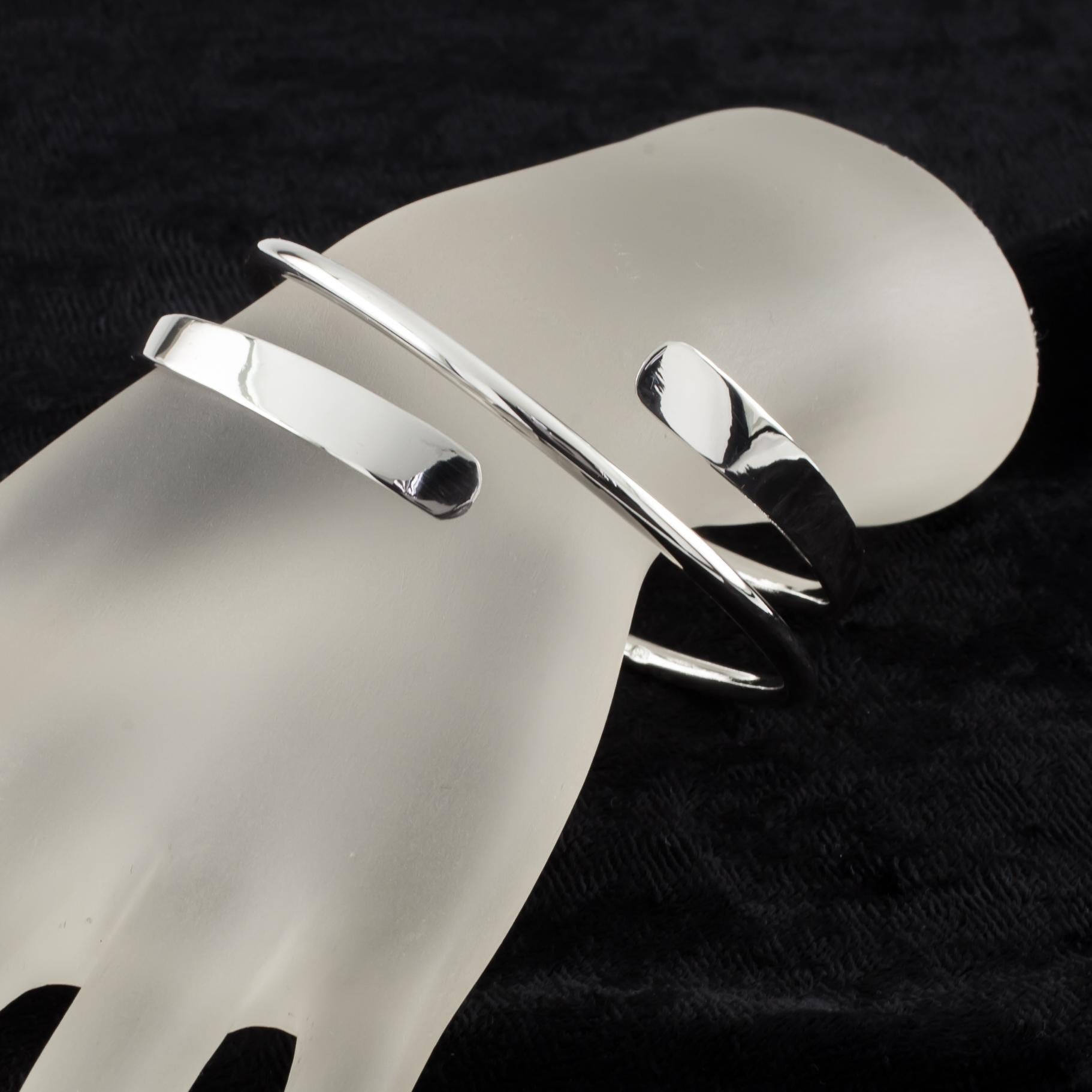 Bellissimo bracciale in argento con estremità appiattite.
Misura del polso: 8 pollici.
Metallo: argento sterling 0,925.
Peso: 39.0 grammi.