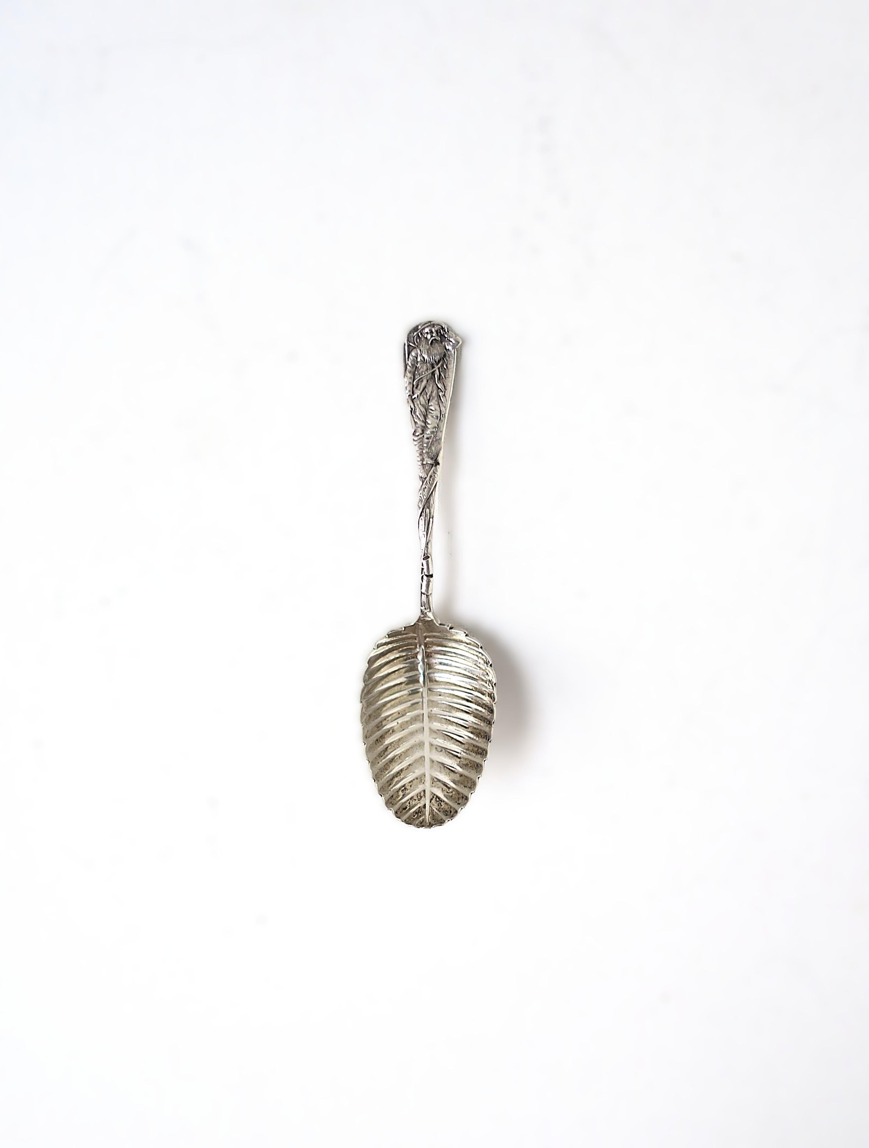 Un bellissimo cucchiaio da frutta in argento sterling con ciotola a forma di foglia e manico decorato, con marchio di fabbrica 