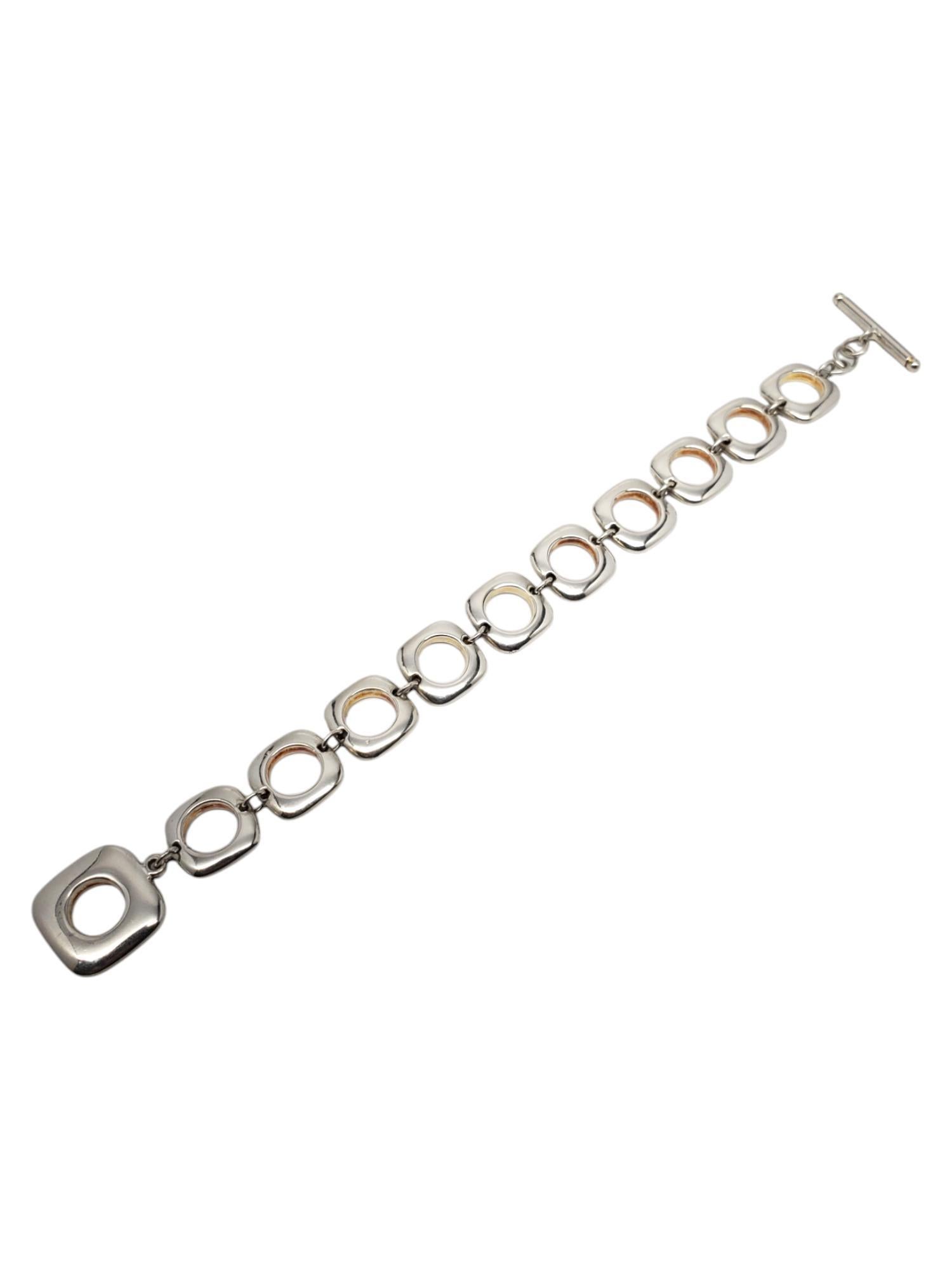 Bracciale a catena quadrato in argento sterling - A. Silver

Questo bellissimo braccialetto è caratterizzato da un cuscino quadrato con cerchio aperto incastonato nell'argento sterling con chiusura ad alamaro.

Dimensioni: 8,5 pollici di