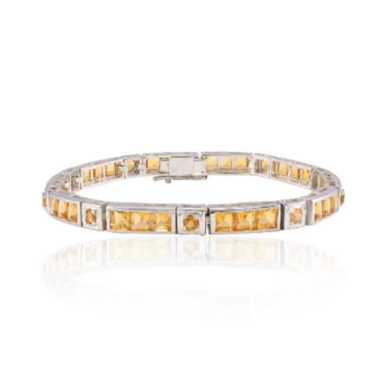 Magnifiques bracelets de tennis en argent avec citrine carrée, conçus avec amour, incluant des pierres précieuses de luxe triées sur le volet pour chaque pièce de créateur. Cette pièce d'une facture exquise attire tous les regards. Incrusté de